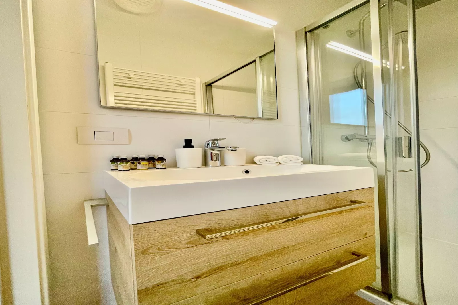 Modern 2BR Penthouse Near Diamond District by OneLuxStay - Badkamer