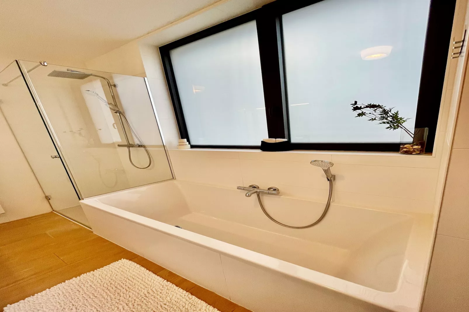 Modern 2BR Penthouse Near Diamond District by OneLuxStay - Badkamer