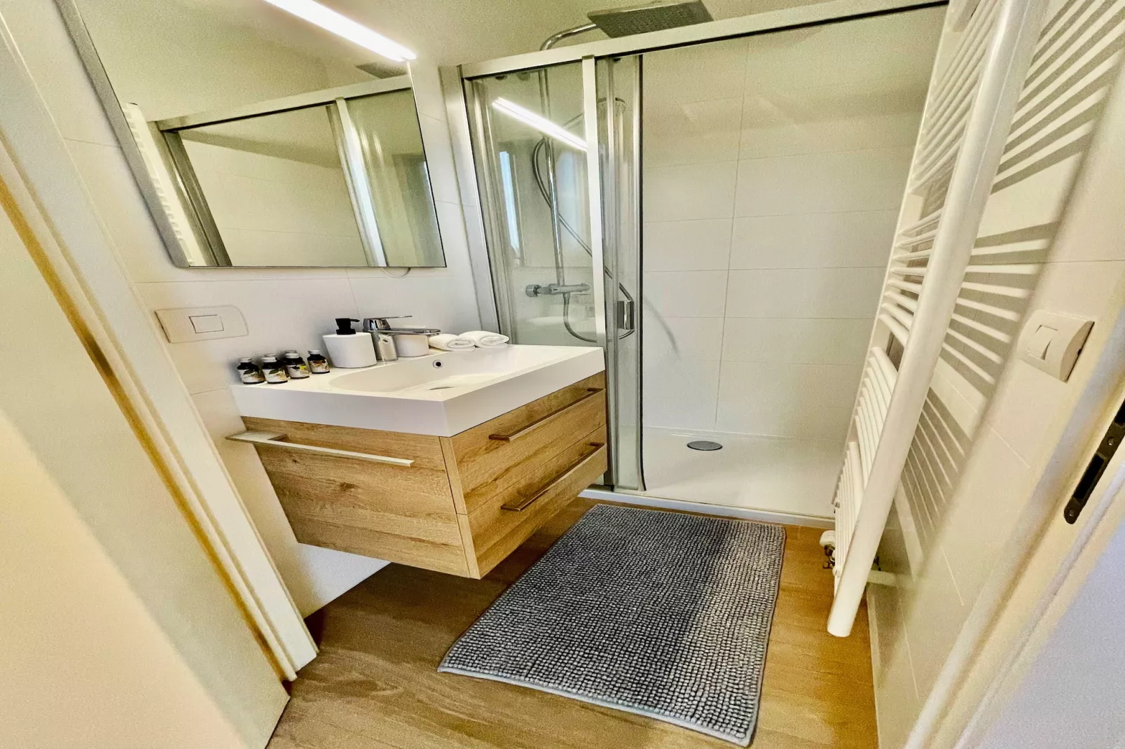 Modern 2BR Penthouse Near Diamond District by OneLuxStay - Badkamer