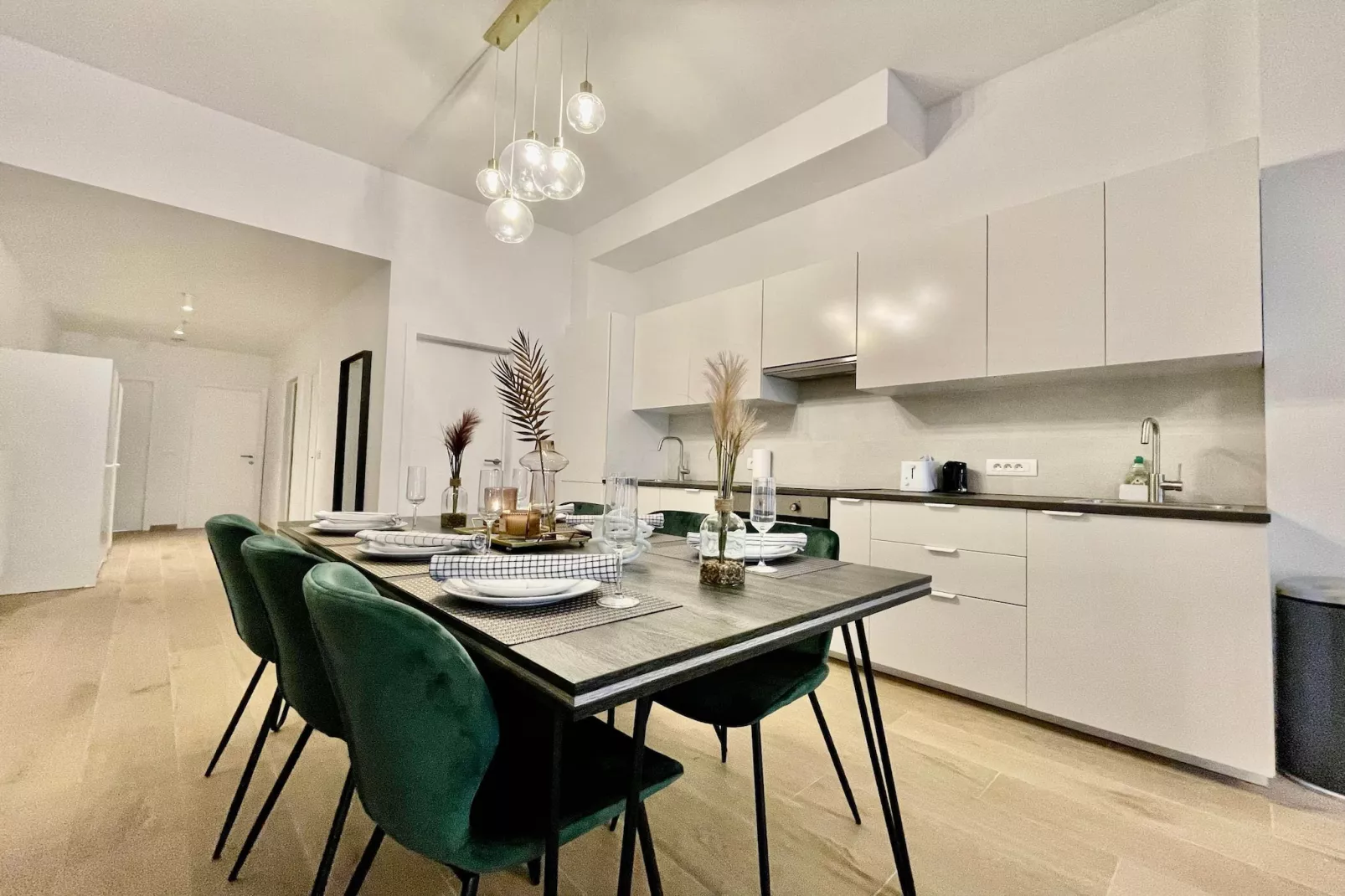 Luxury 2BR 2BA Near Fashion District by OneLuxStay - Eetkamer