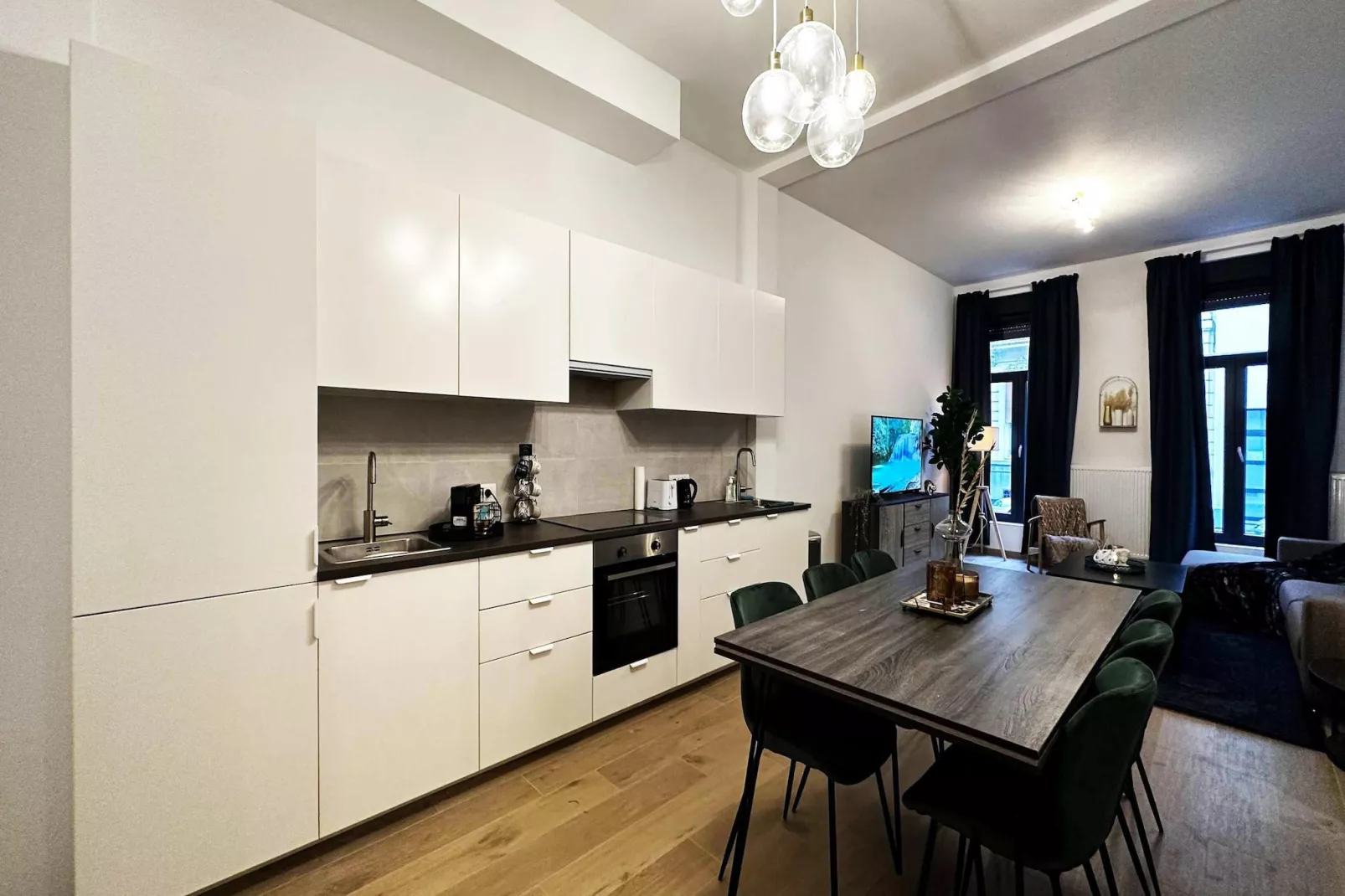 Luxury 2BR 2BA Near Fashion District by OneLuxStay - Keuken