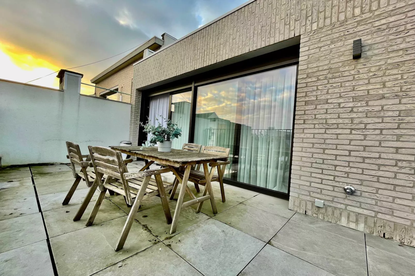 Modern 2BR Penthouse Near Diamond District by OneLuxStay - Terrasbalkon