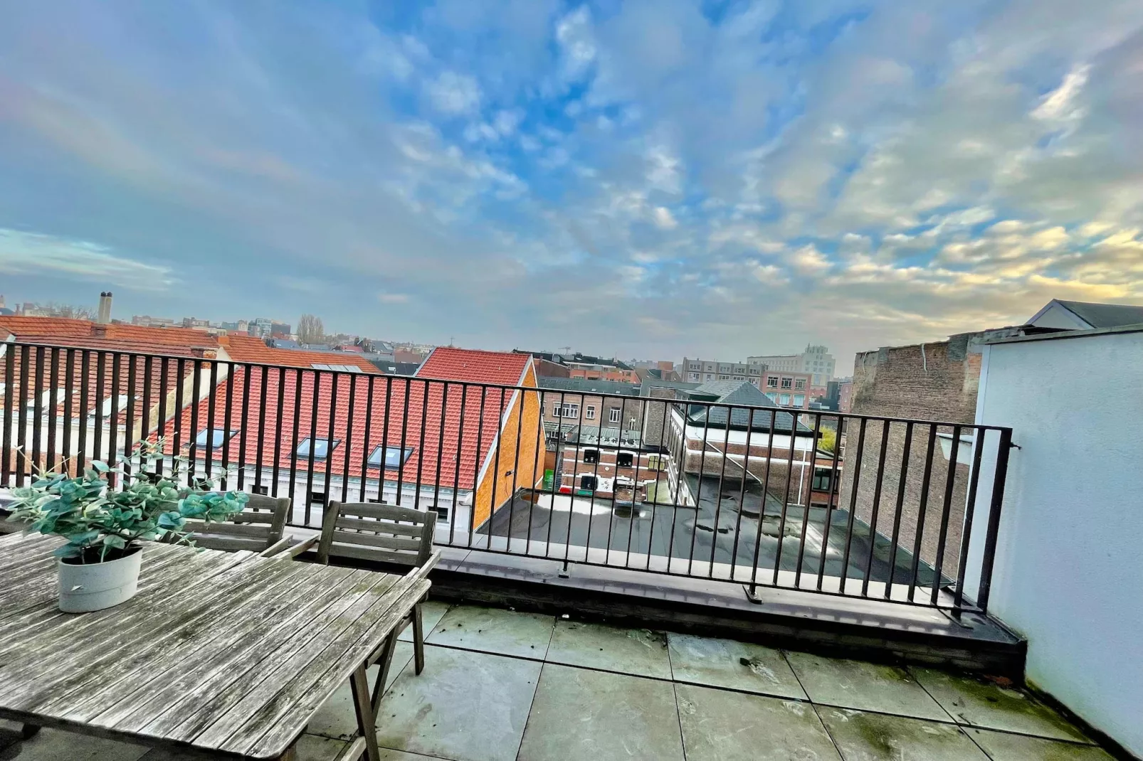 Modern 2BR Penthouse Near Diamond District by OneLuxStay - Uitzicht zomer