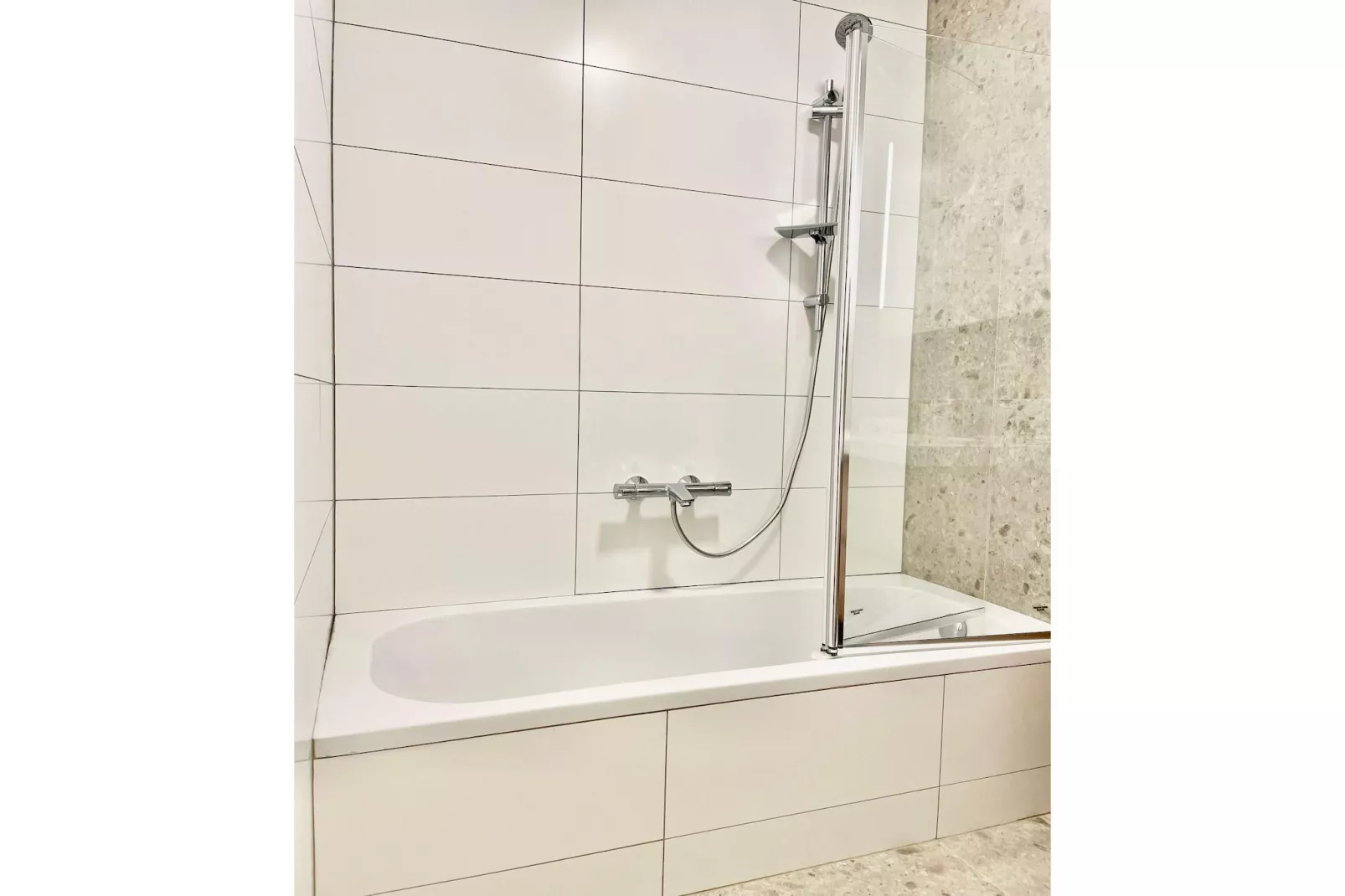 Luxury 2BR 2BA Near Fashion District by OneLuxStay - Badkamer