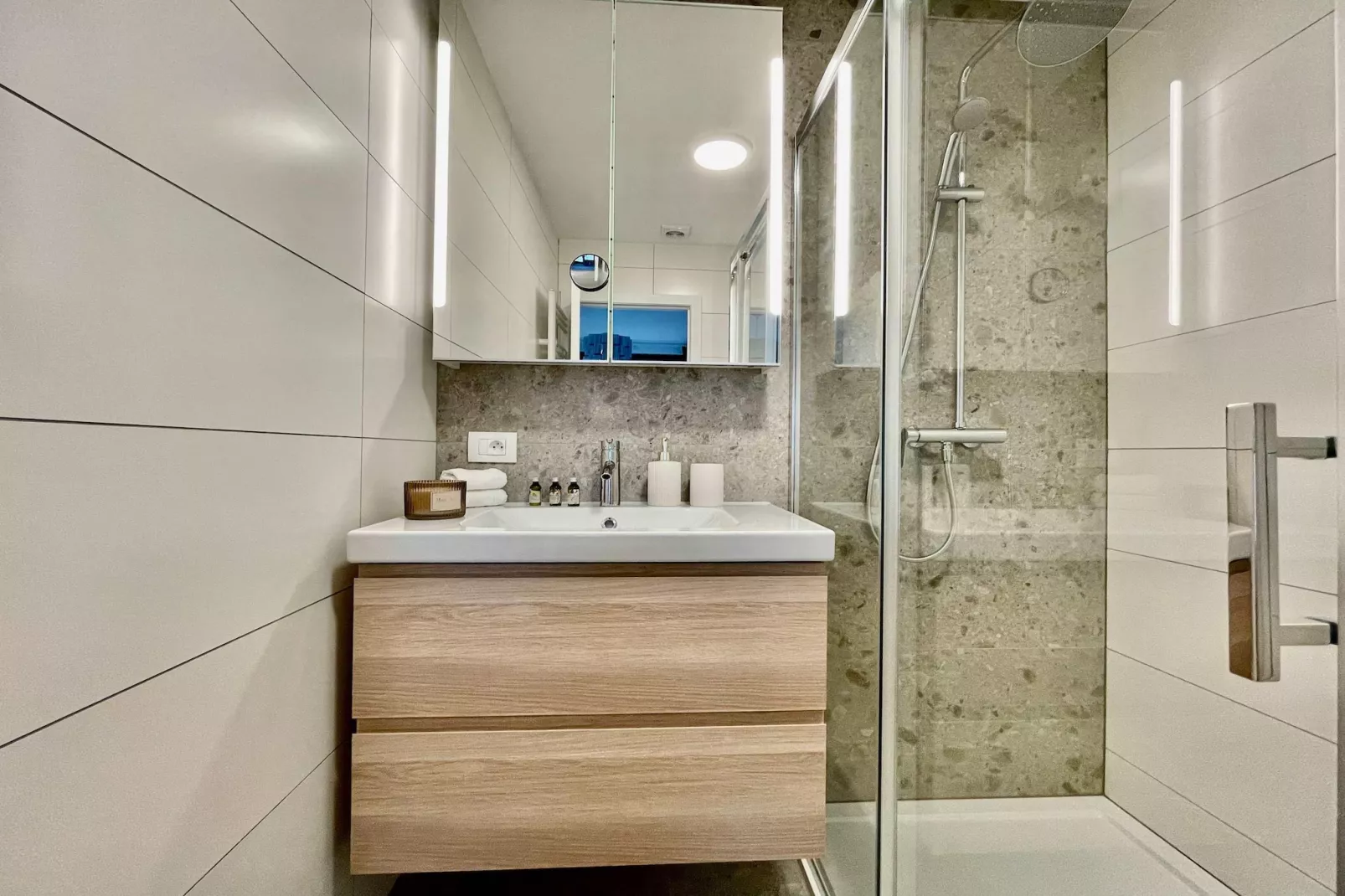 Luxury 2BR 2BA Near Fashion District by OneLuxStay - Badkamer