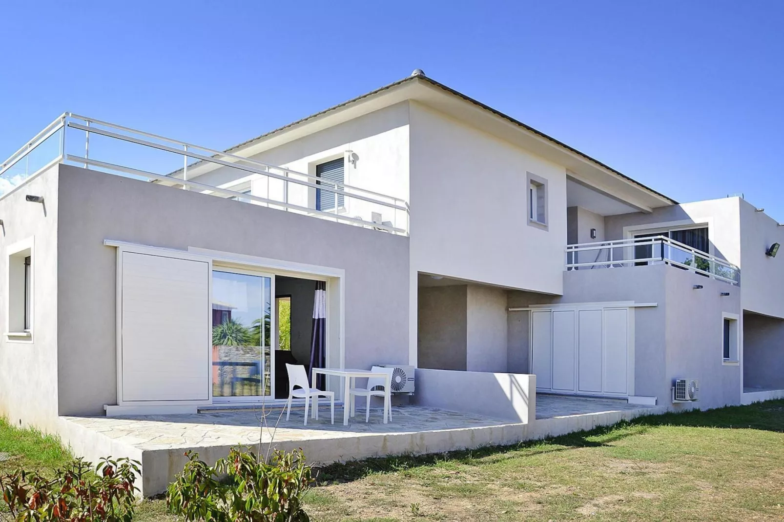 Residence Marea Resort Sainte Lucie-de-Moriani / Bungalow/4 - Buitenkant zomer