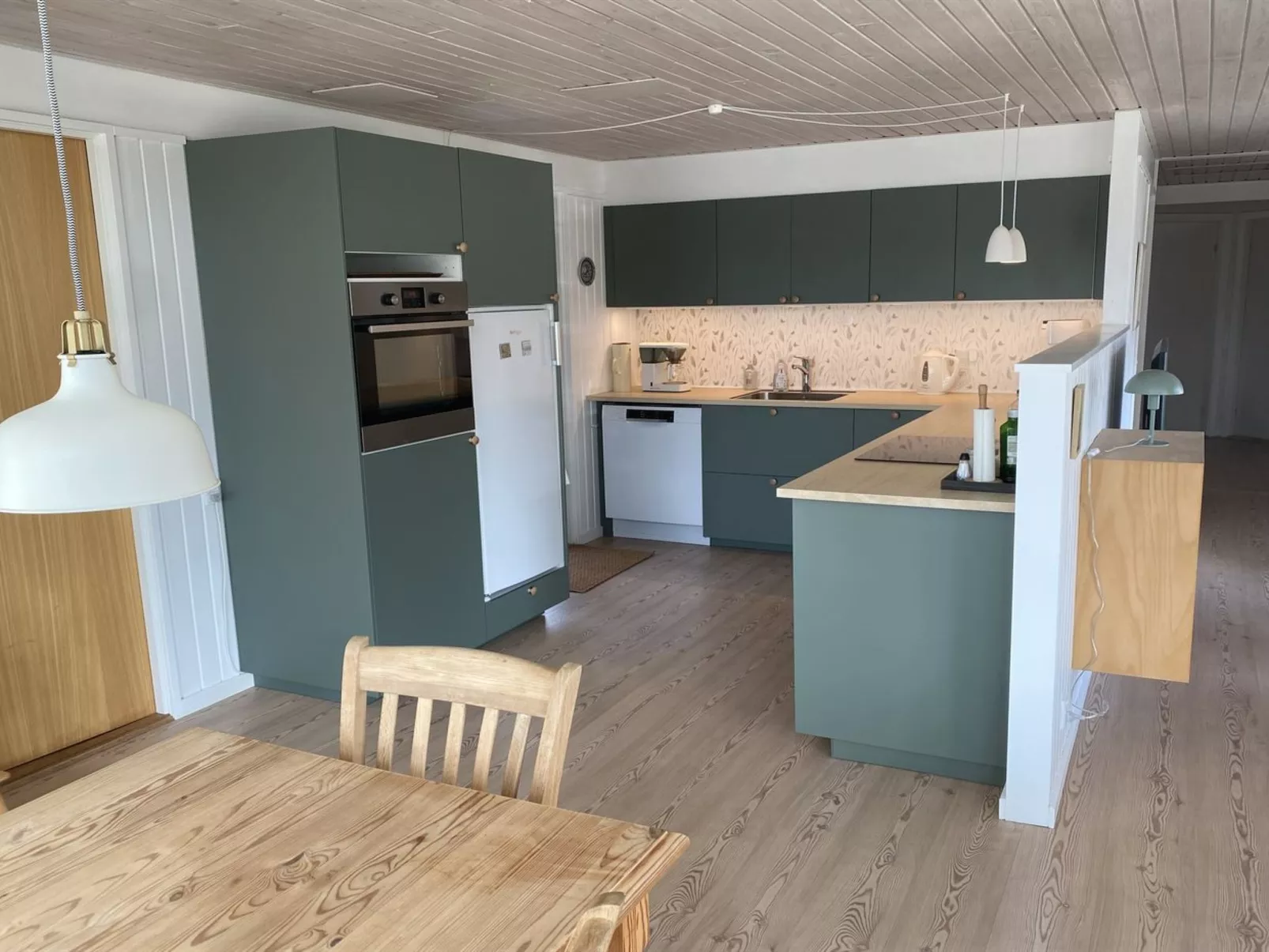 "Chrissie" - 150m from the sea - Binnen