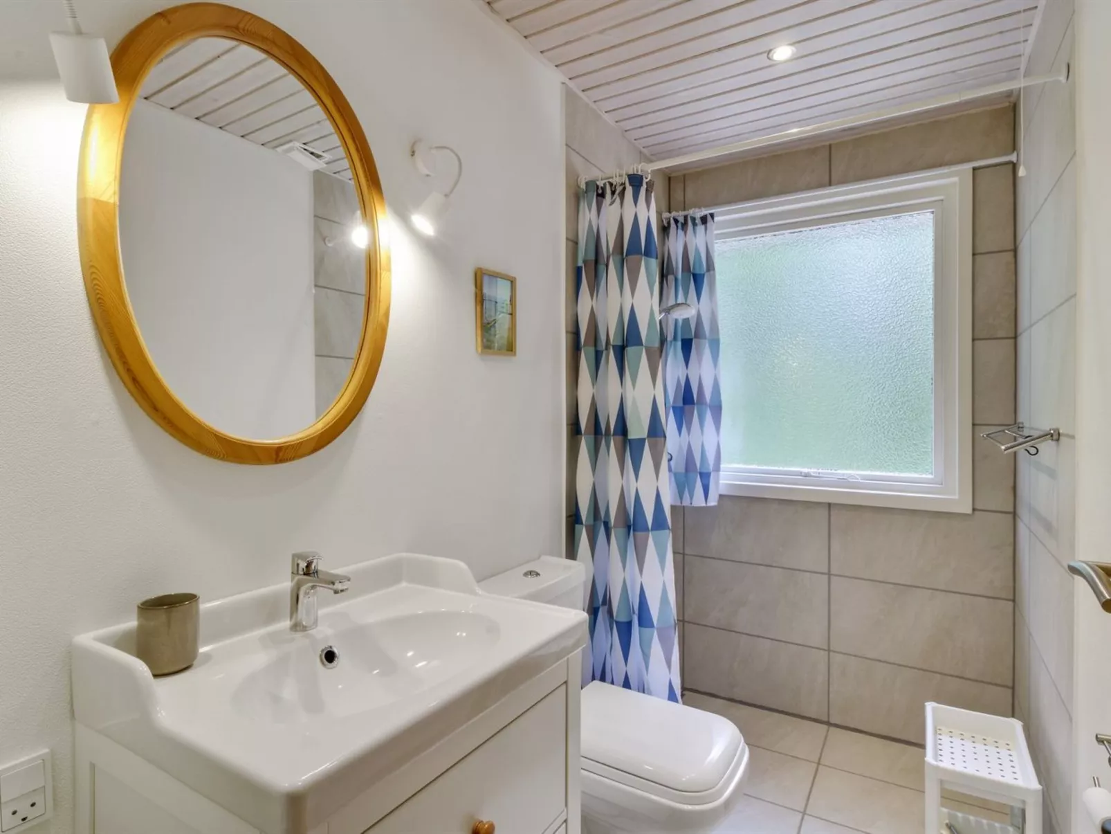 "Chrissie" - 150m from the sea - Binnen