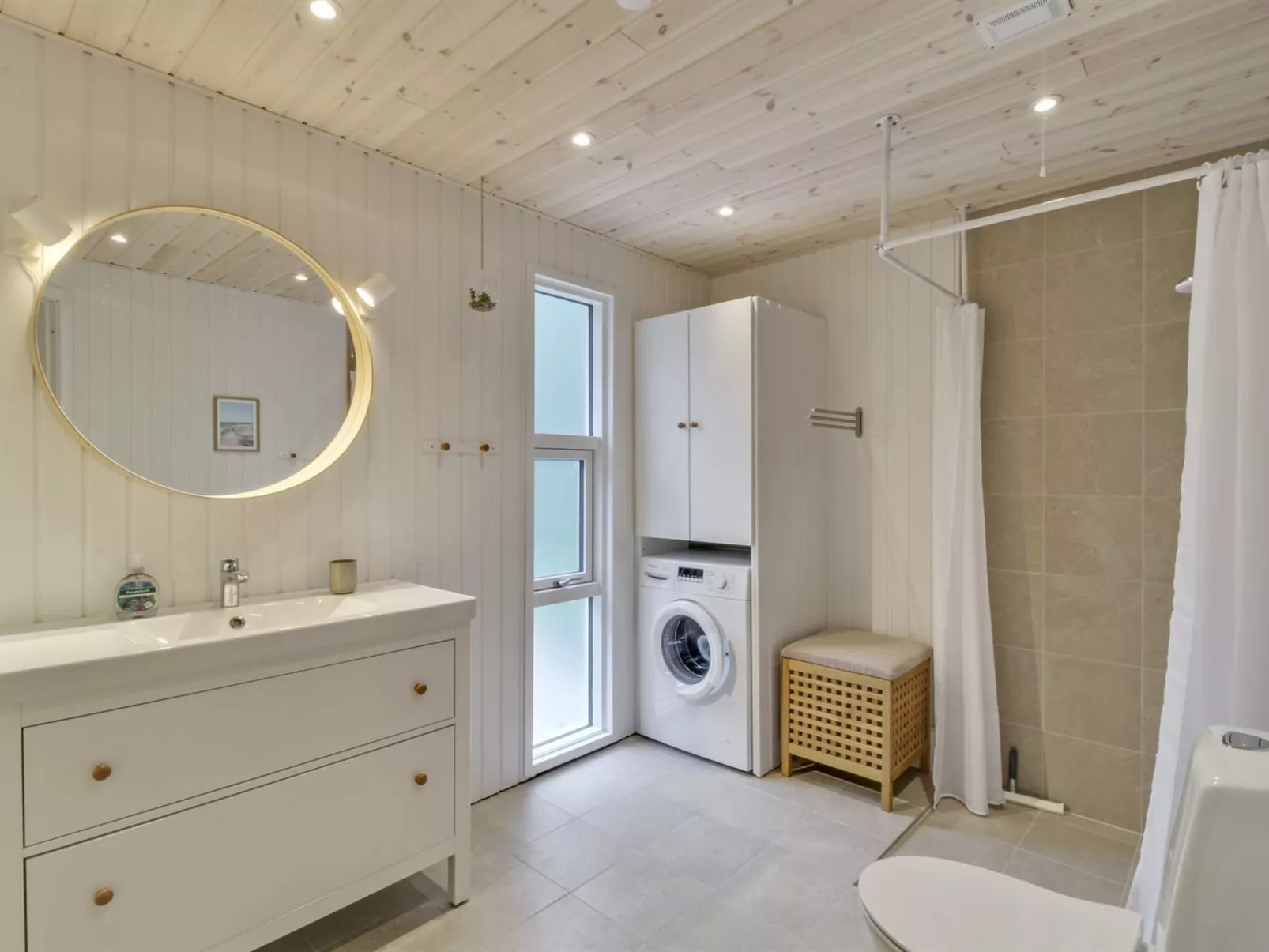 "Chrissie" - 150m from the sea - Binnen