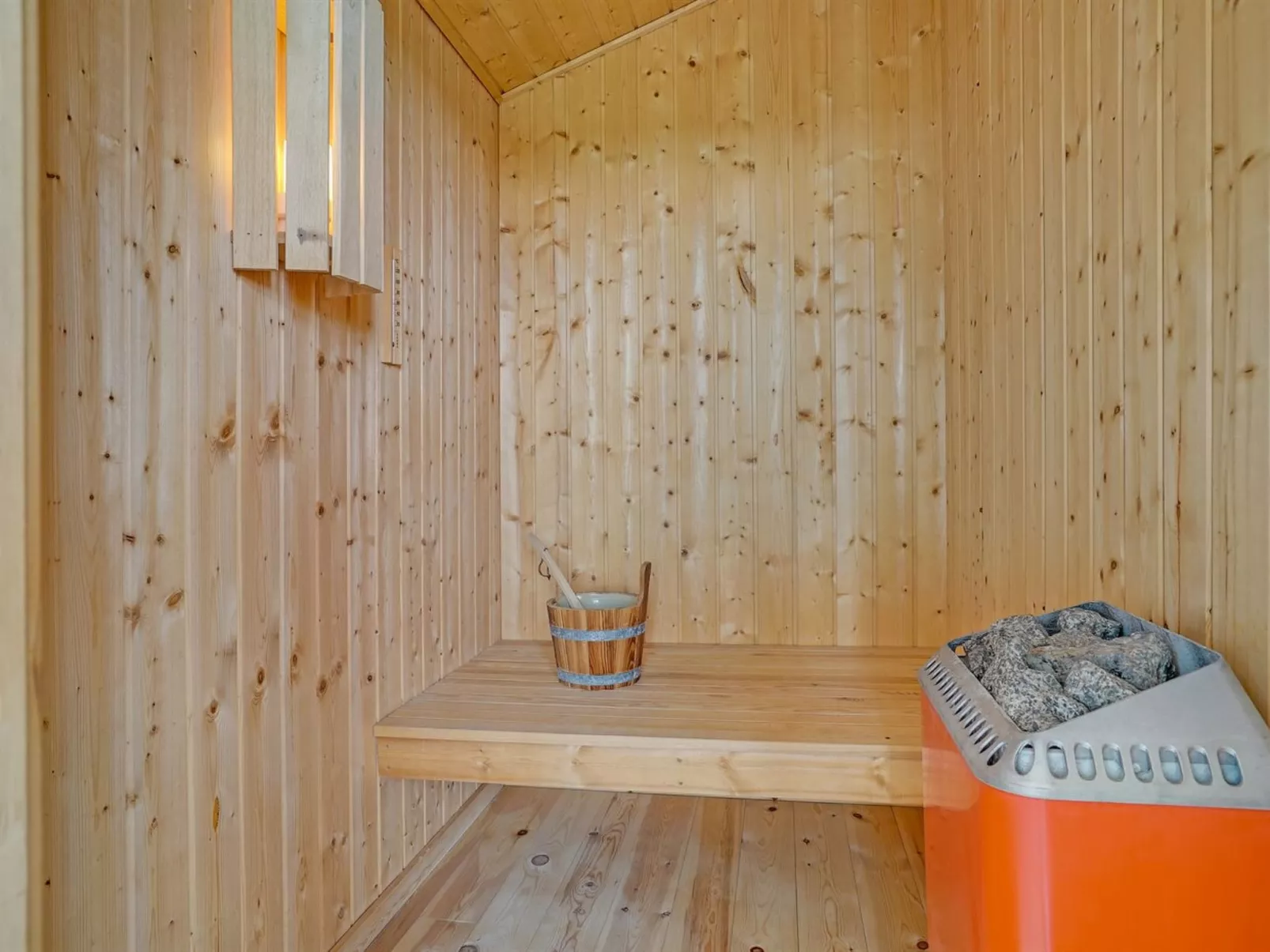 "Rutha" - 45m from the sea - Binnen