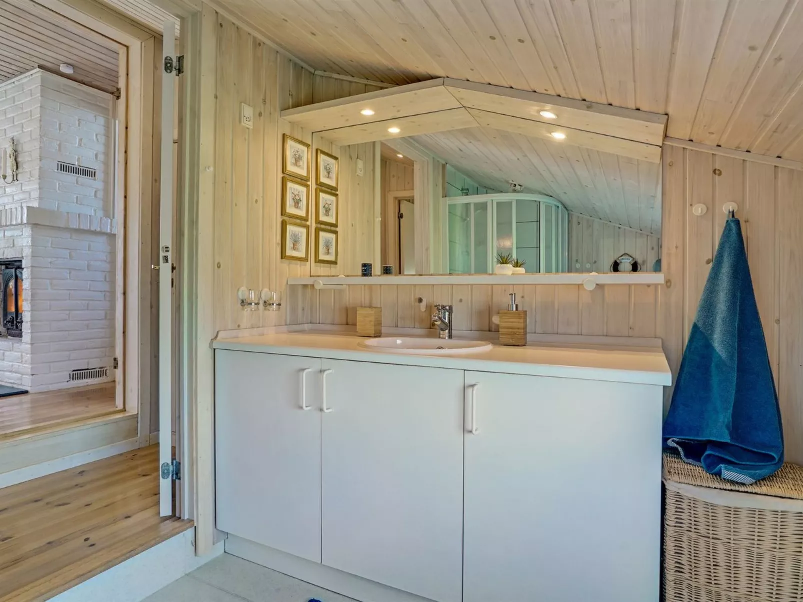 "Rutha" - 45m from the sea - Binnen