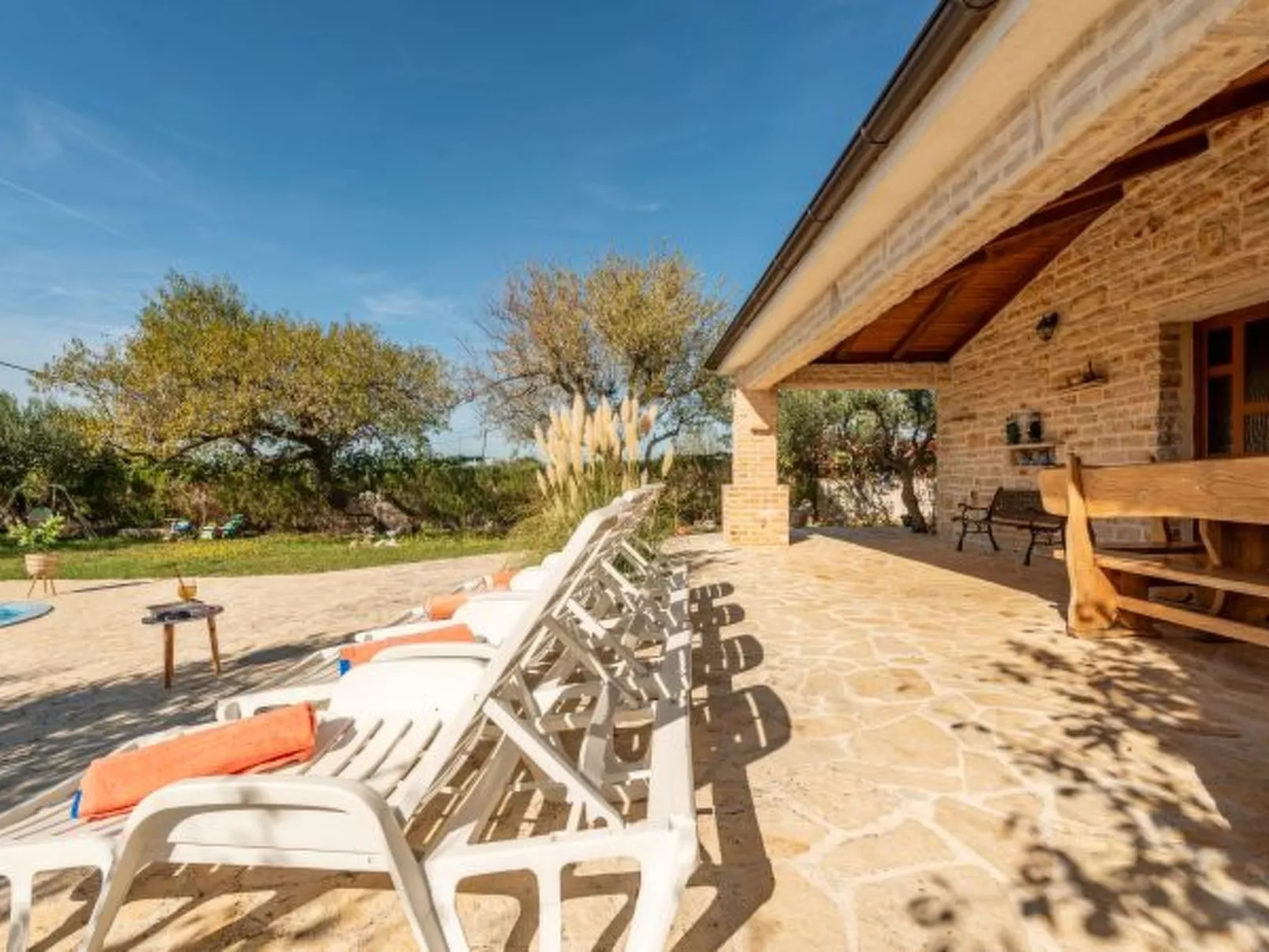 Villa Serena with pool - Image-tags.info