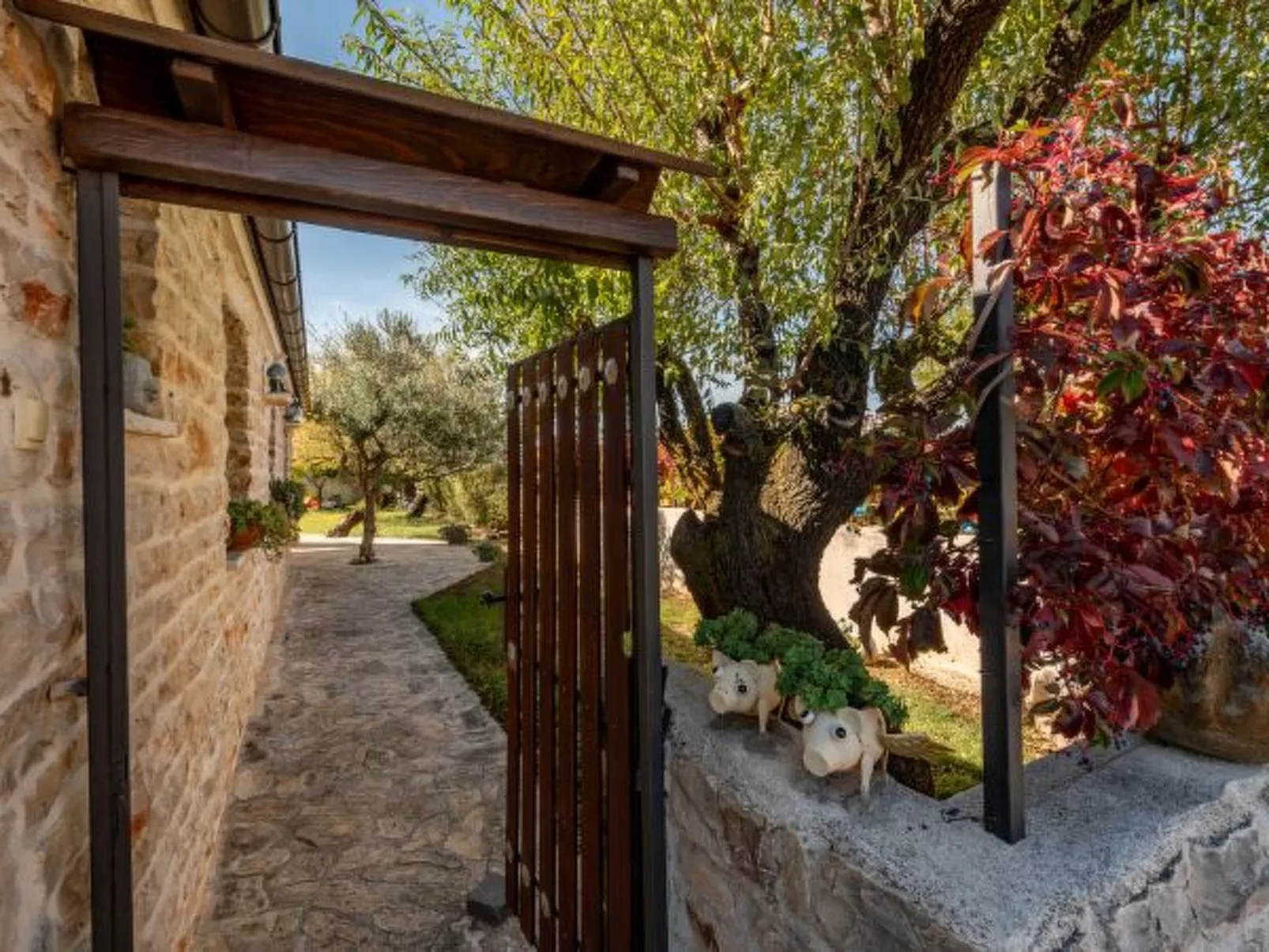 Villa Serena with pool - Image-tags.info