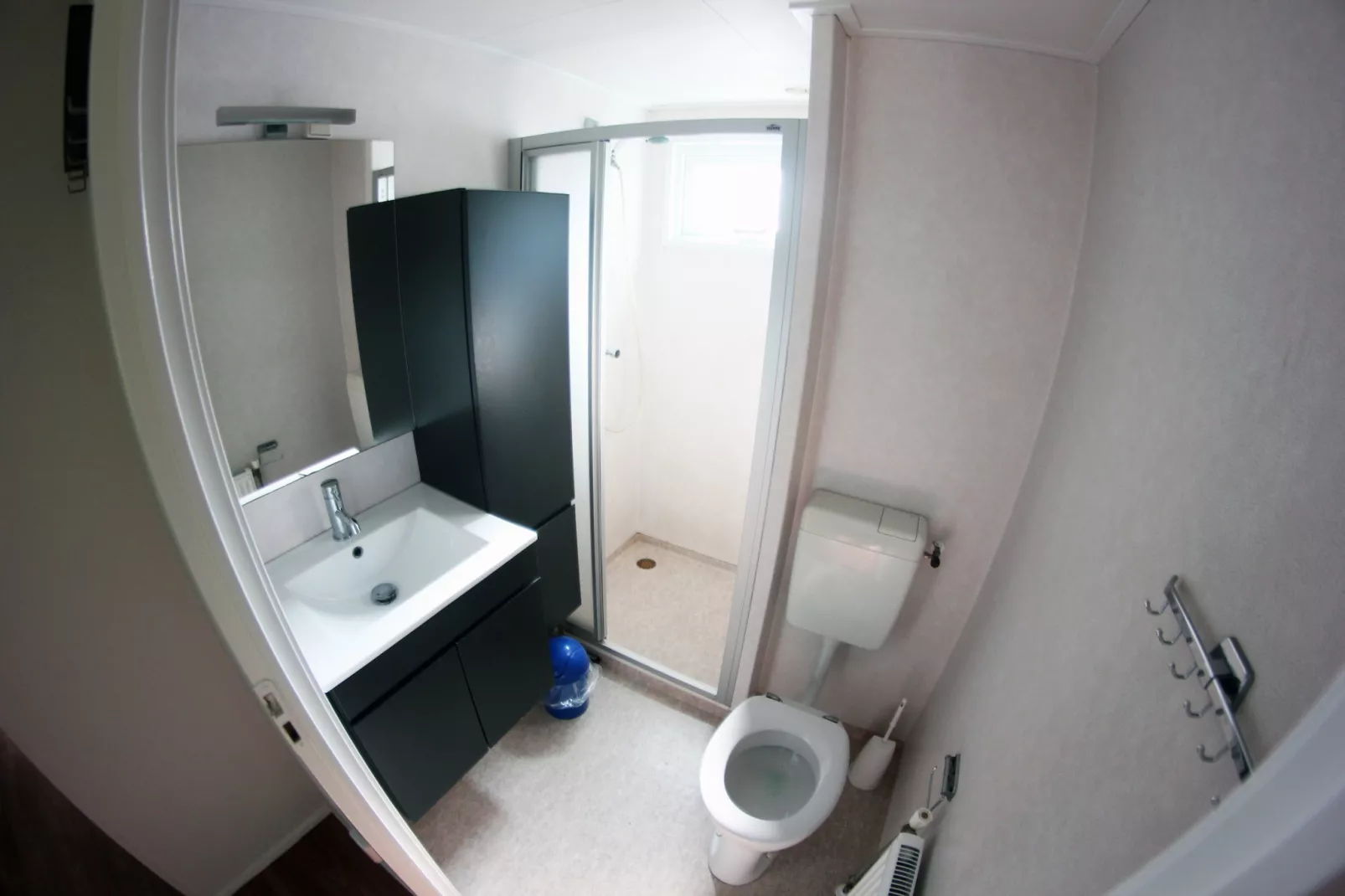 Vakantiepark Bergumermeer 8 - Badkamer