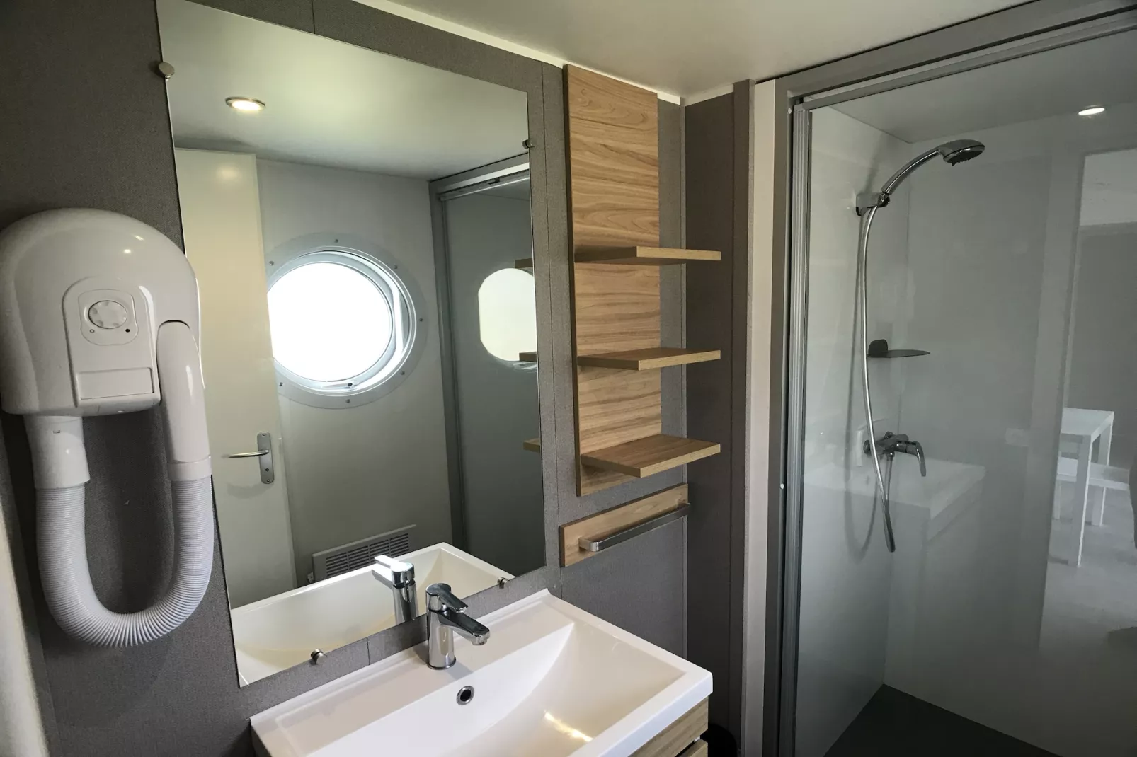 Vakantiepark Bergumermeer 9 - Badkamer