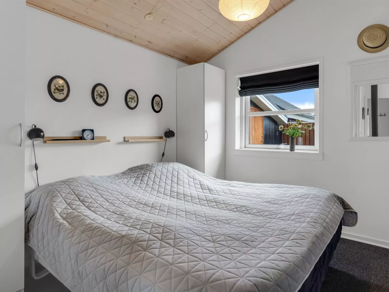 "Sjarlotte" - 100m from the sea - Binnen