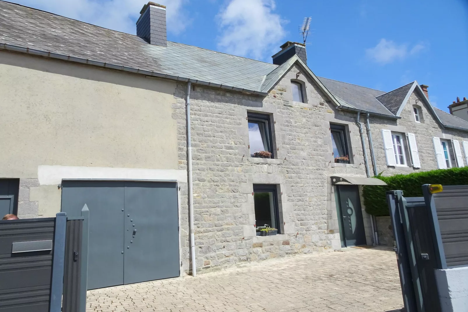 Holiday home in Bricqueville sur Mer - Buitenkant zomer
