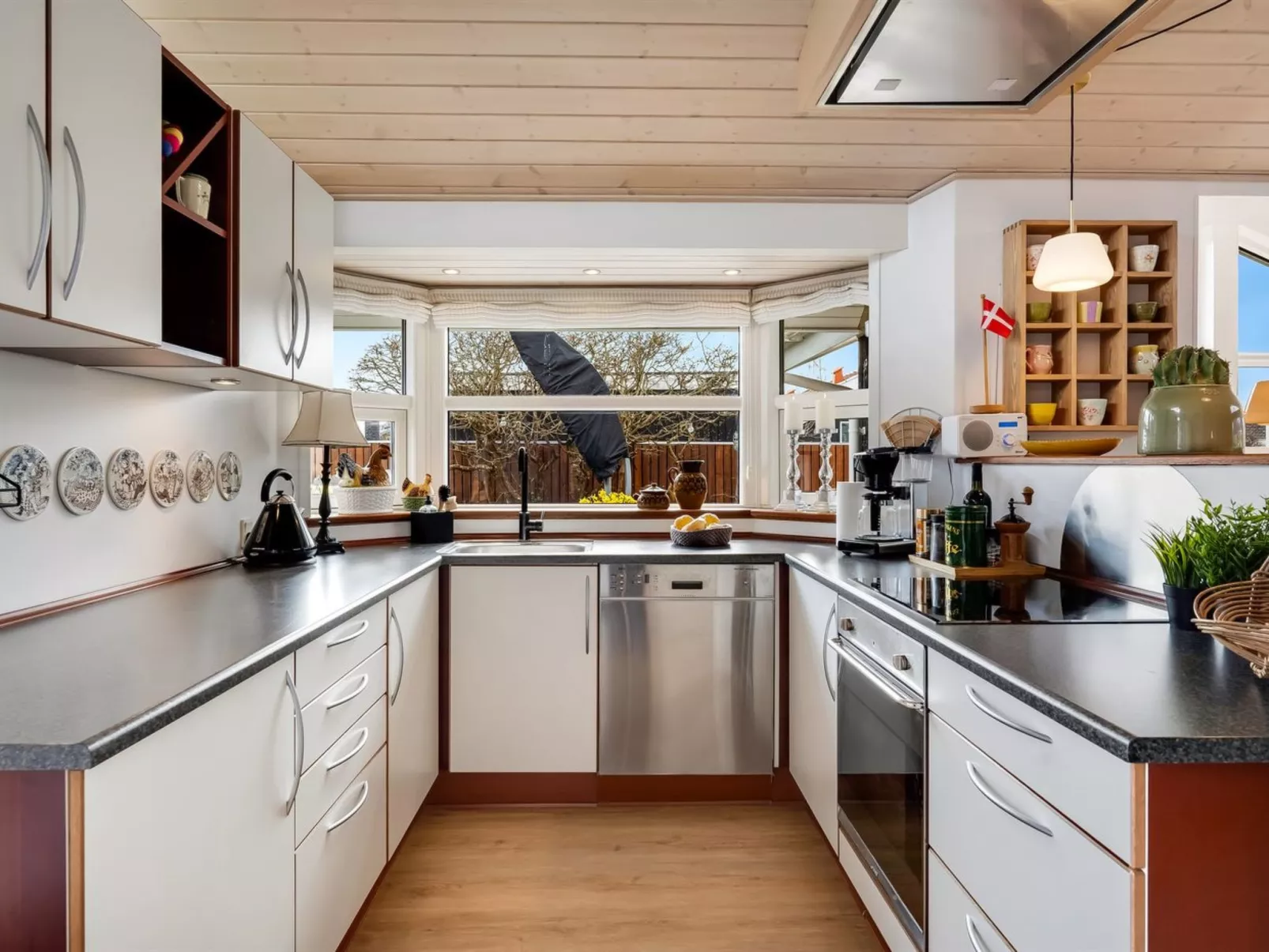 "Sjarlotte" - 100m from the sea - Binnen