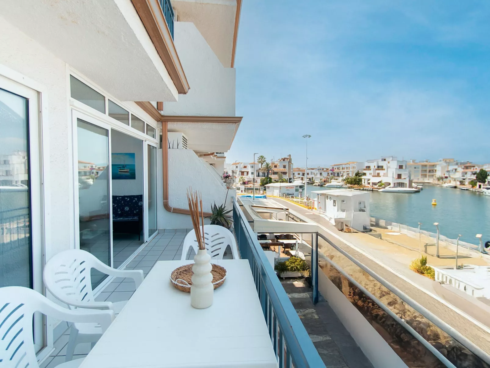 WELCS APARTAMENTO 260 EMP con vistas al canal