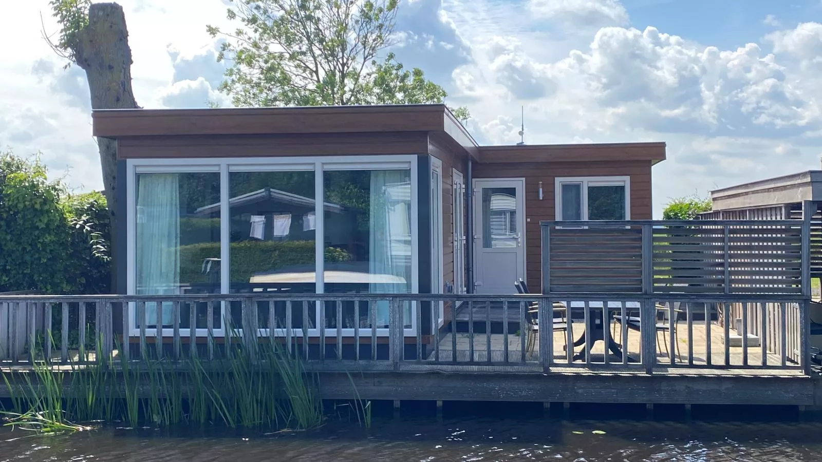 Sluisje 55 - Buitenkant zomer