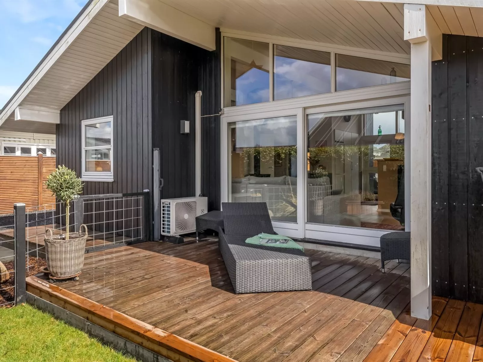 "Sjarlotte" - 100m from the sea - Buiten