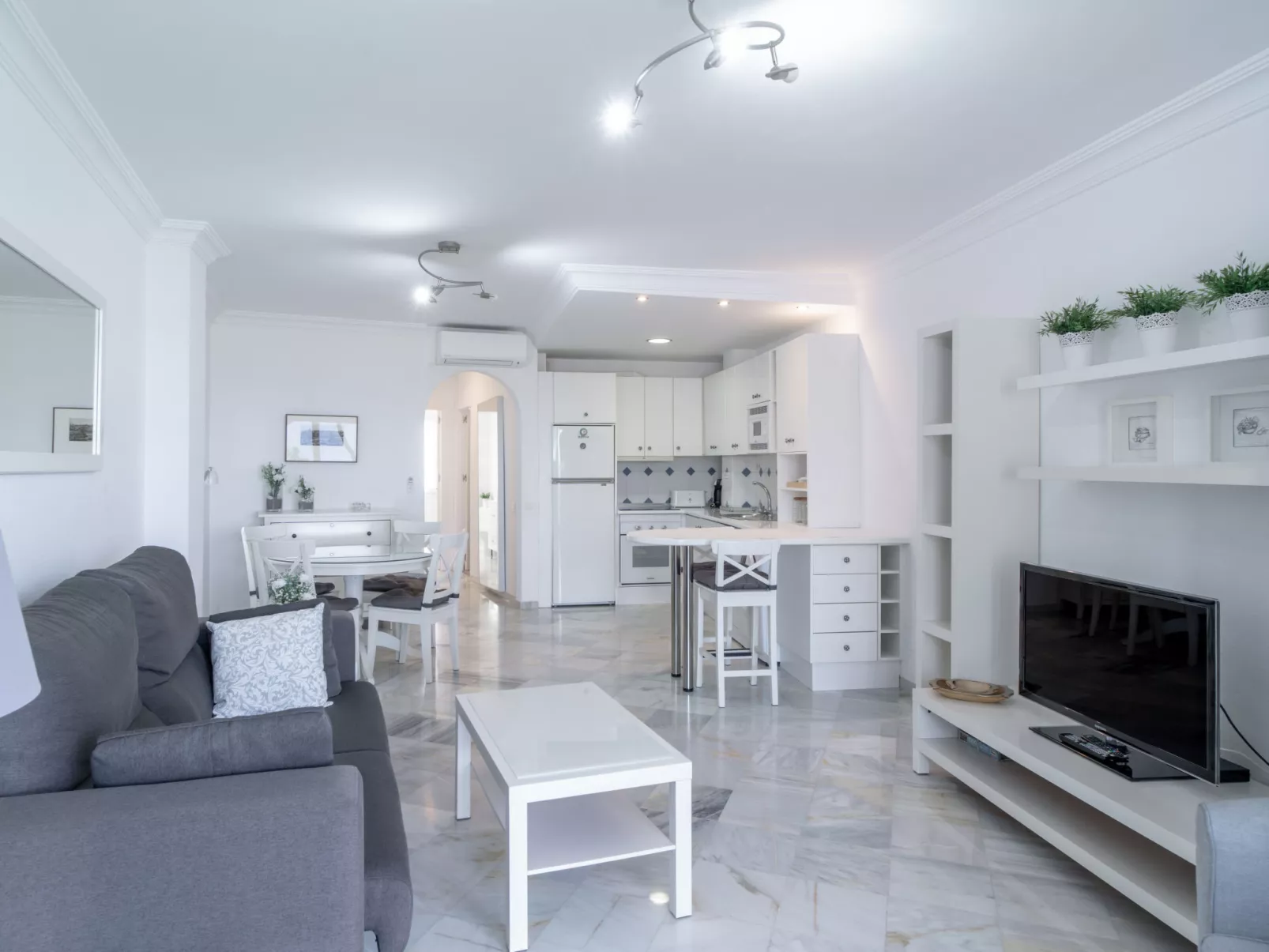 Stella Maris Beachfront B by Casasol - Binnen