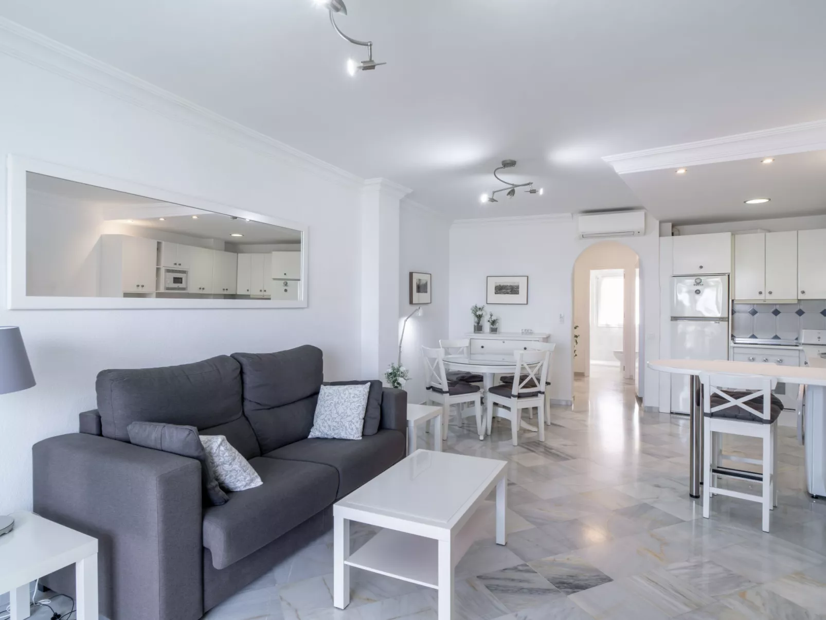 Stella Maris Beachfront B by Casasol - Binnen