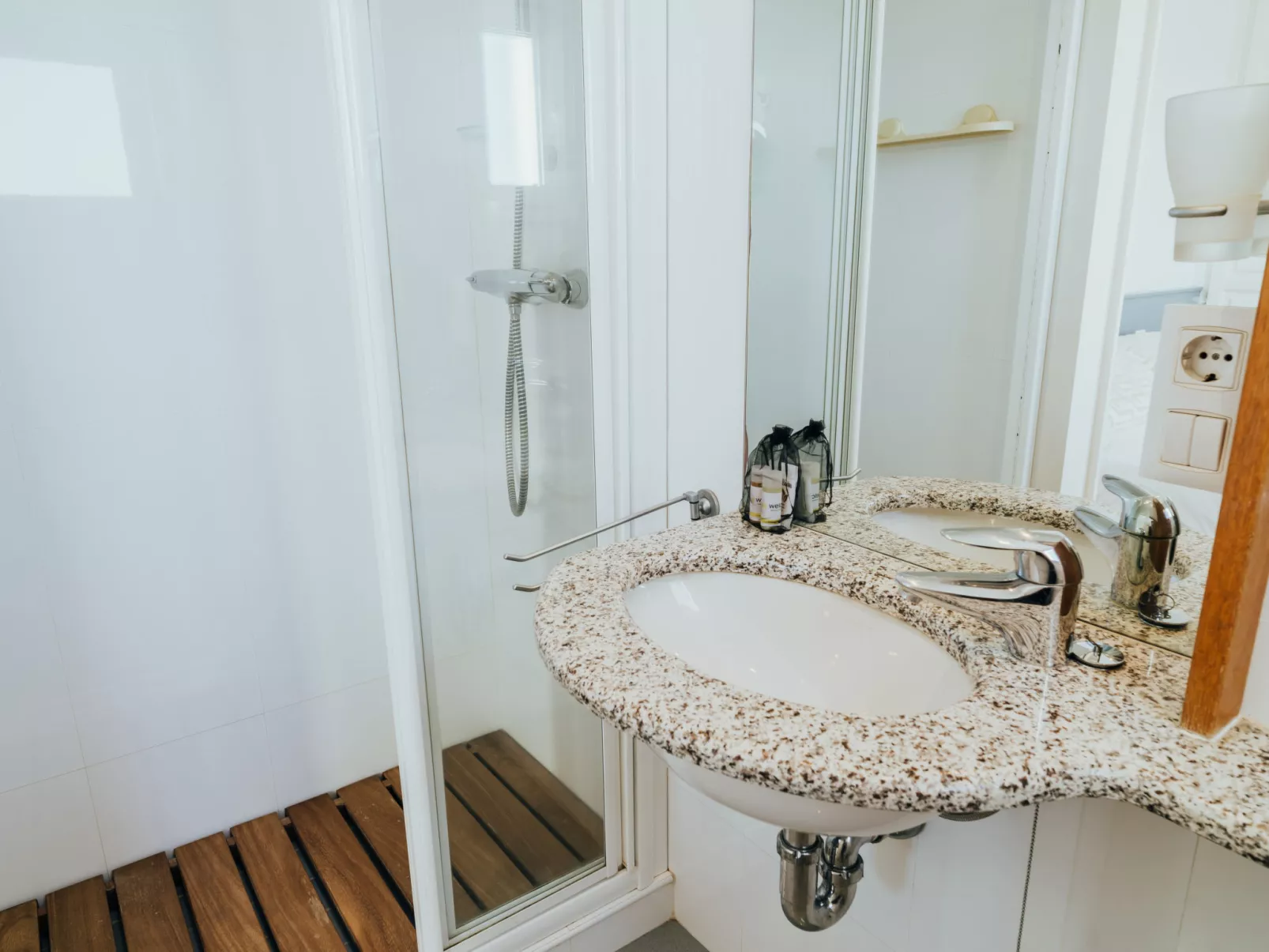 WELCS APARTAMENTO 202 EMP CON VISTAS AL CANAL - Binnen