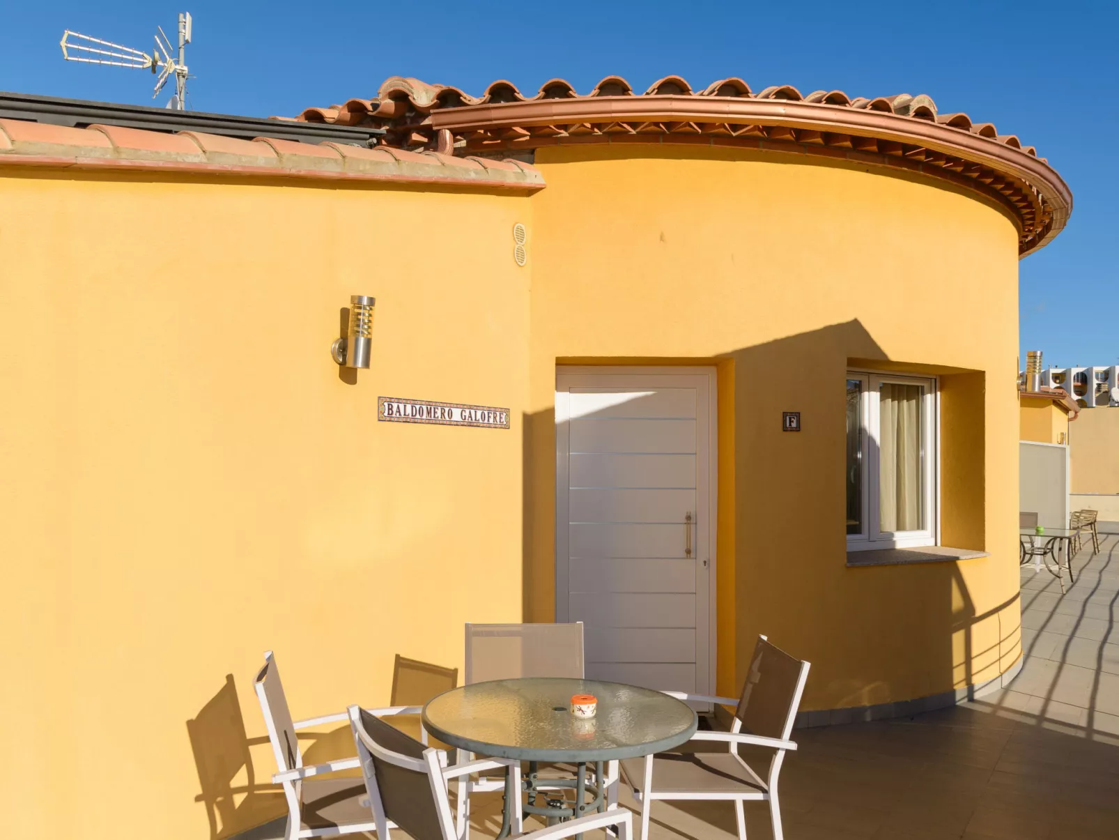 La Vida Sin Limites F  EMP - Buiten