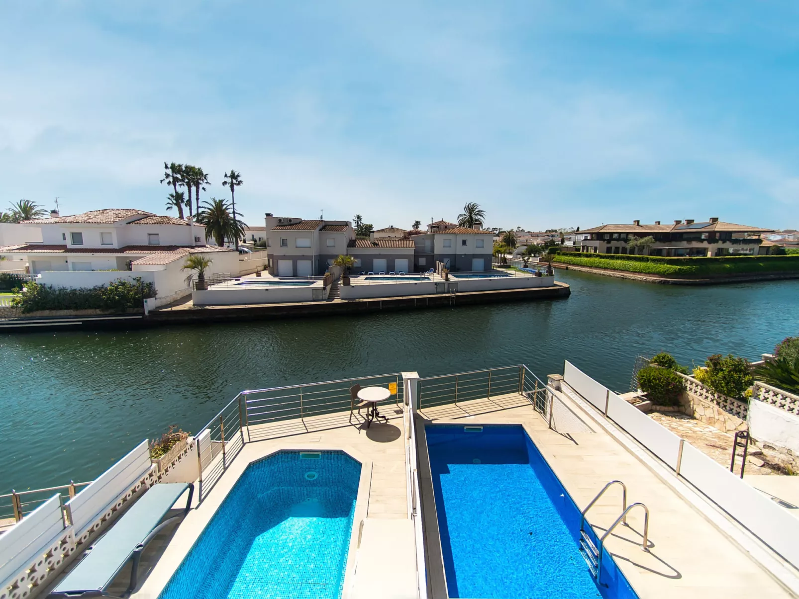 WELCS CASA  240 EMP con piscina y vista al canal - Buiten