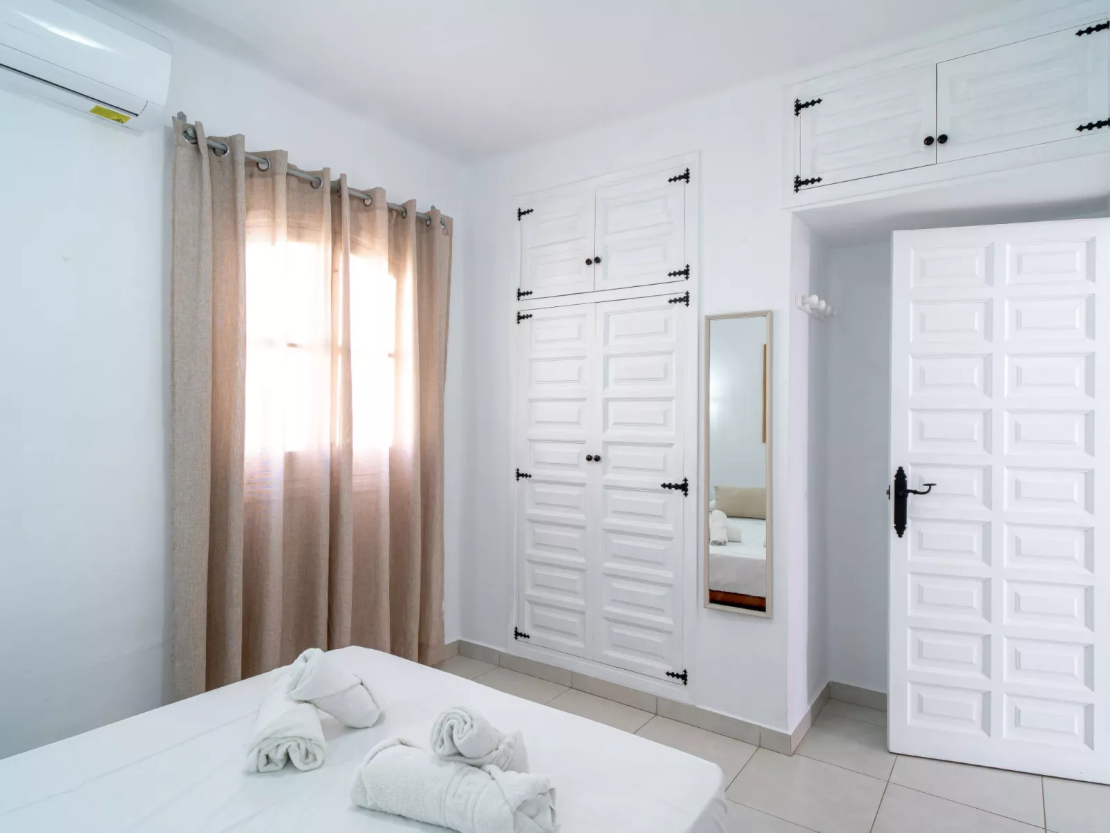 Hibiscos Seaview Terrace by Casasol - Binnen