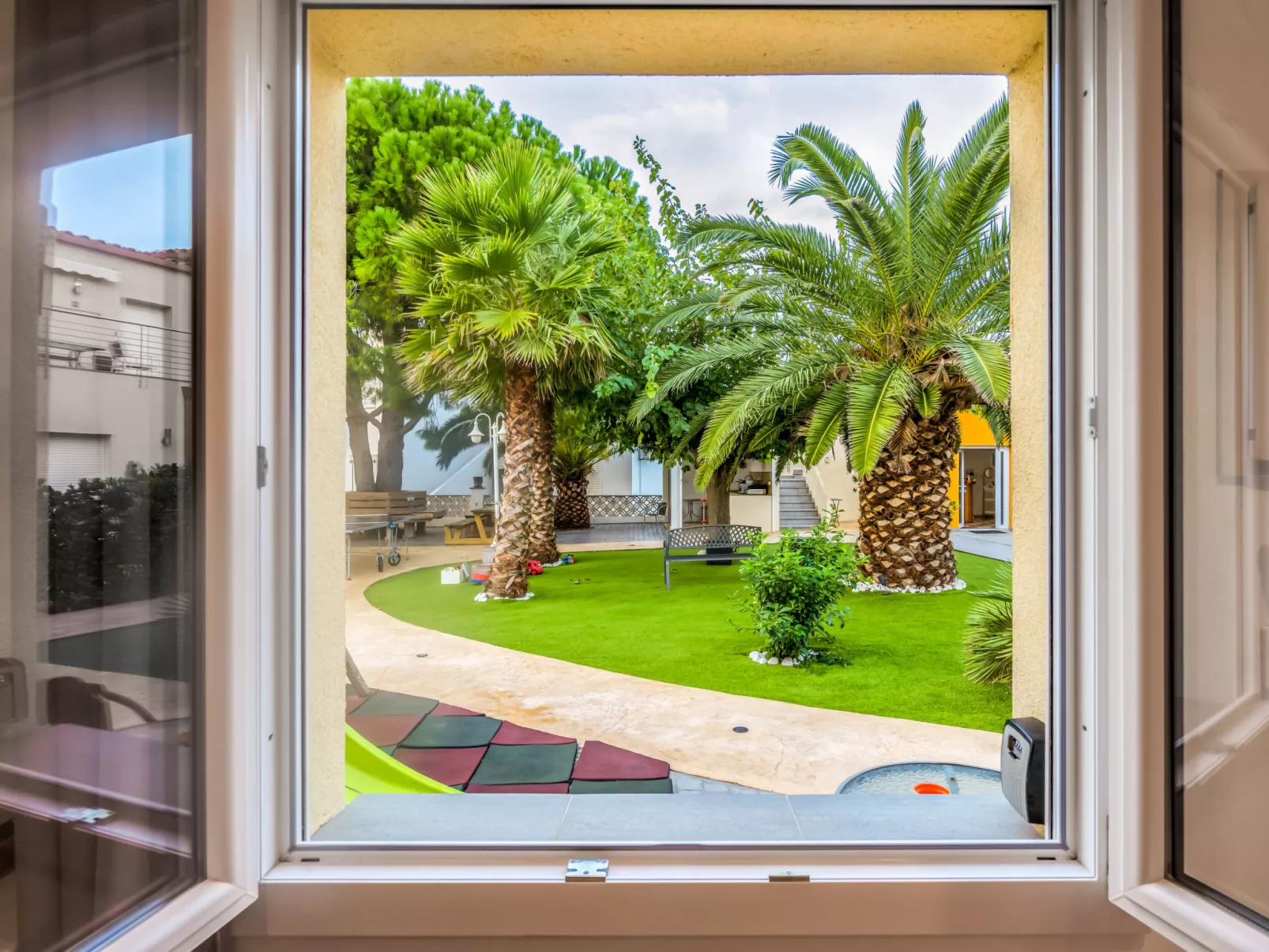 La Vida Sin Limites I EMP - Buiten