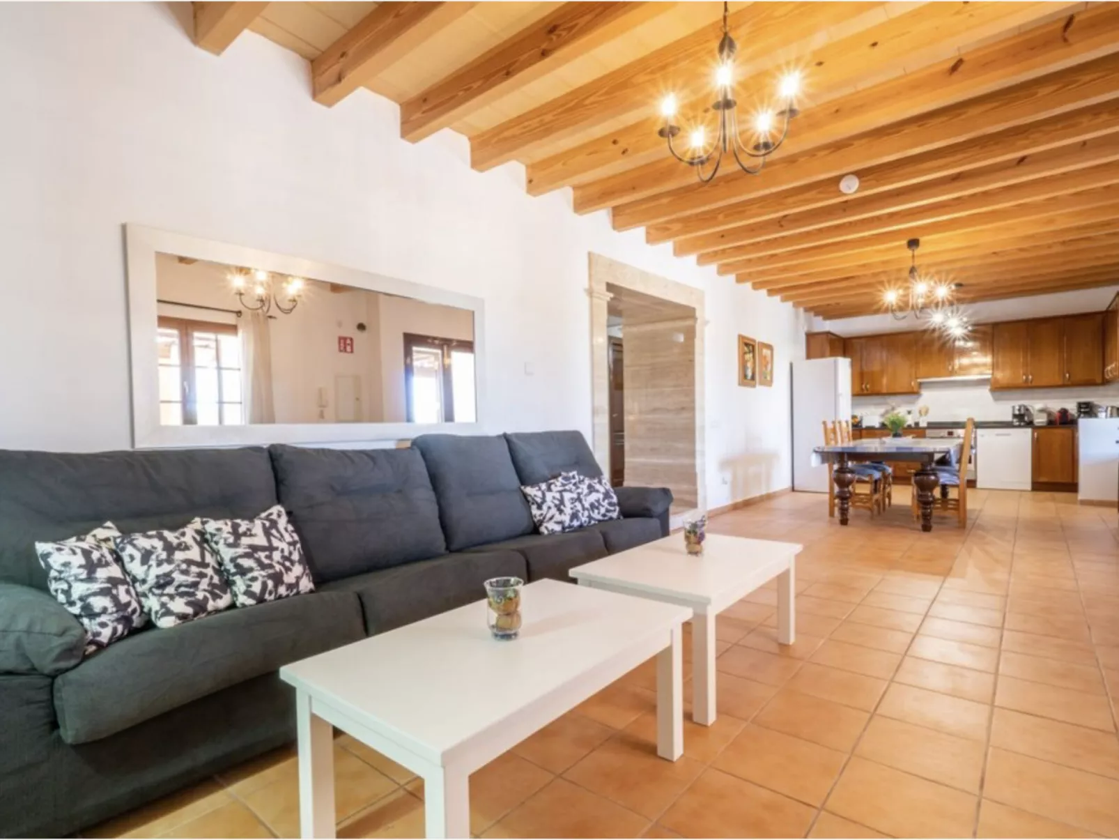 VILLA LORENZO MANACOR by PriorityVillas - Binnen