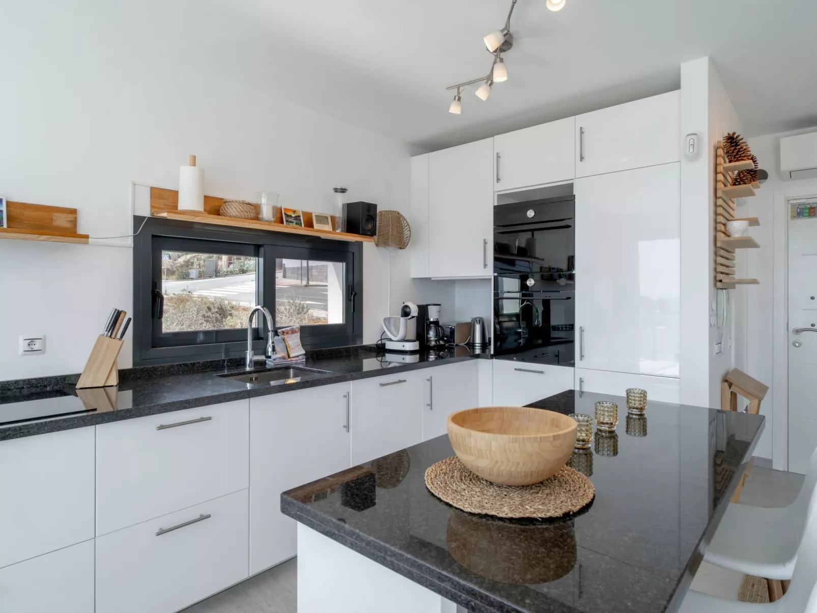 Villa Luxuria Private Pool by Casasol - Binnen