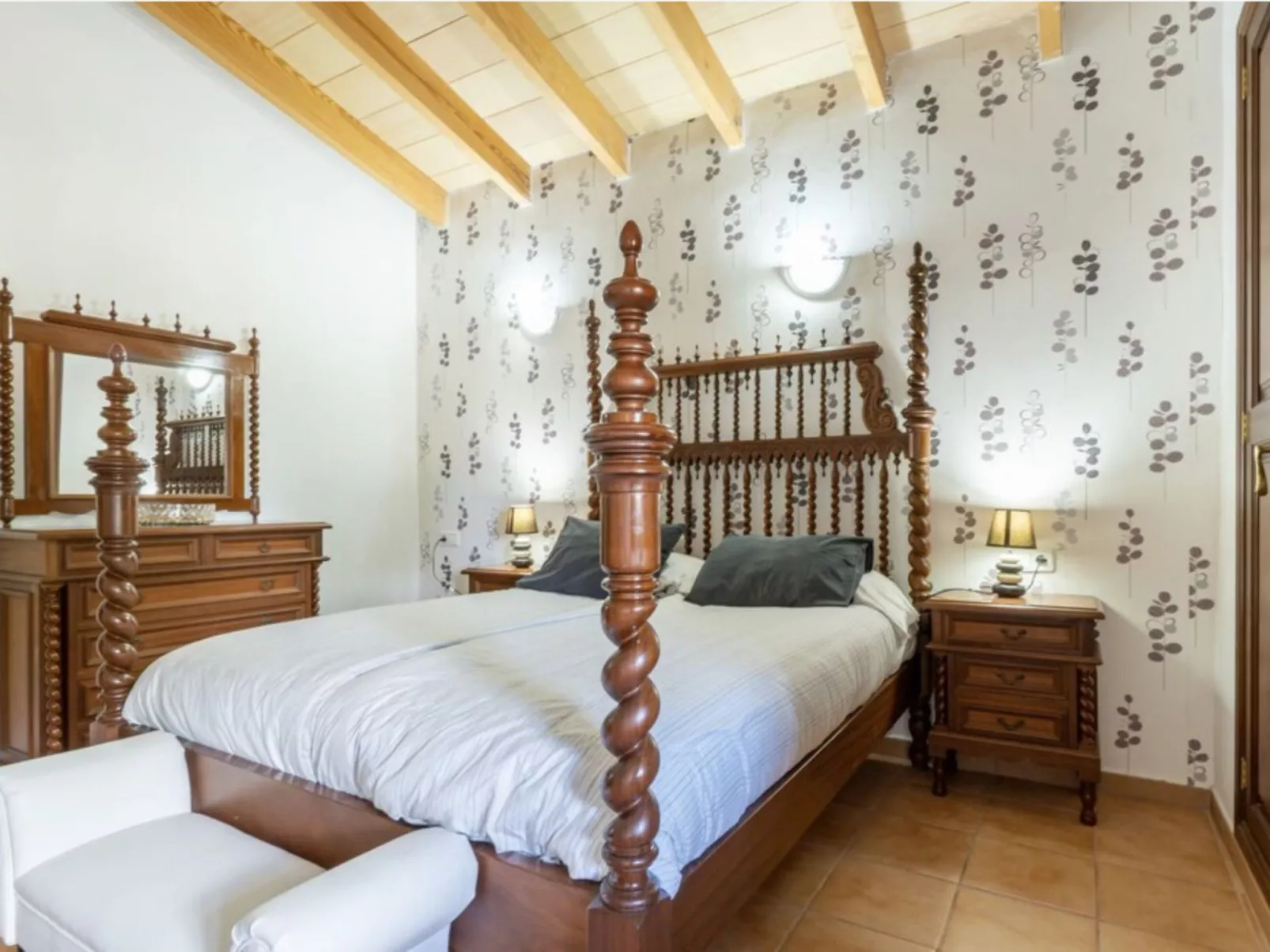 VILLA LORENZO MANACOR by PriorityVillas - Binnen