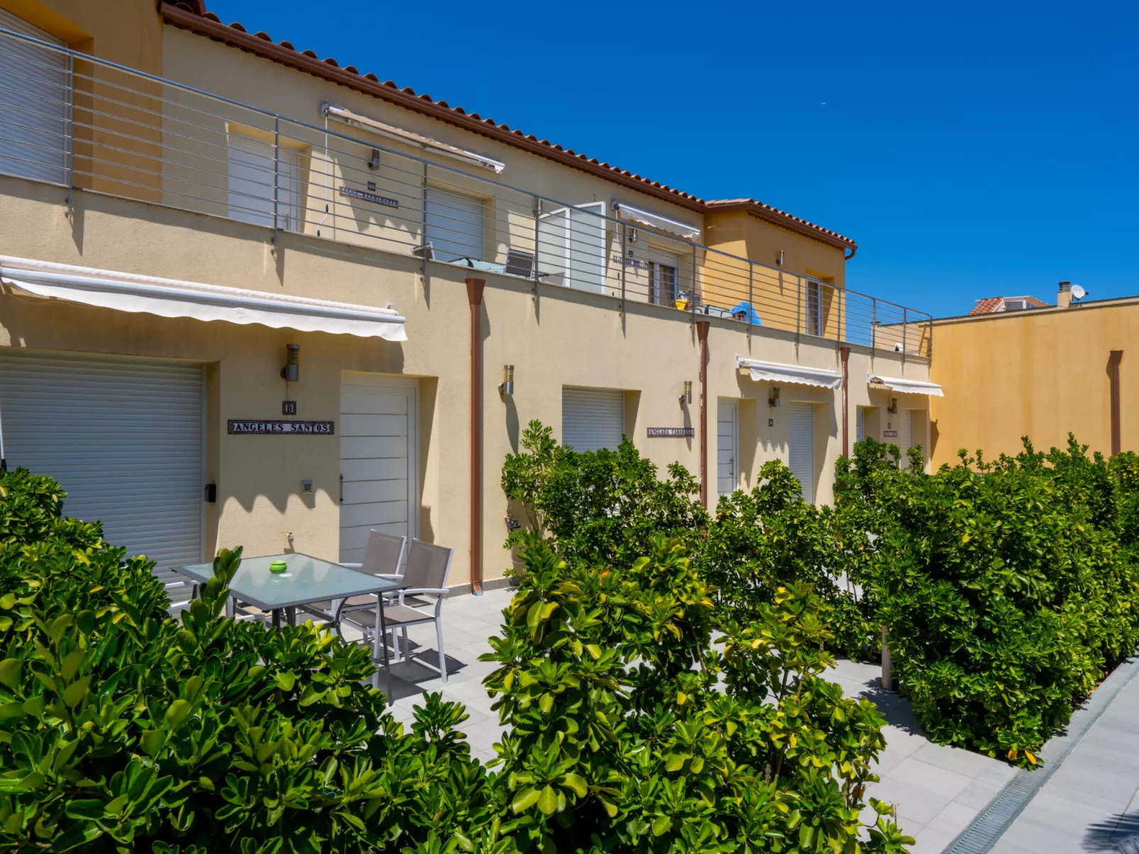 La Vida Sin Limites F  EMP - Buiten