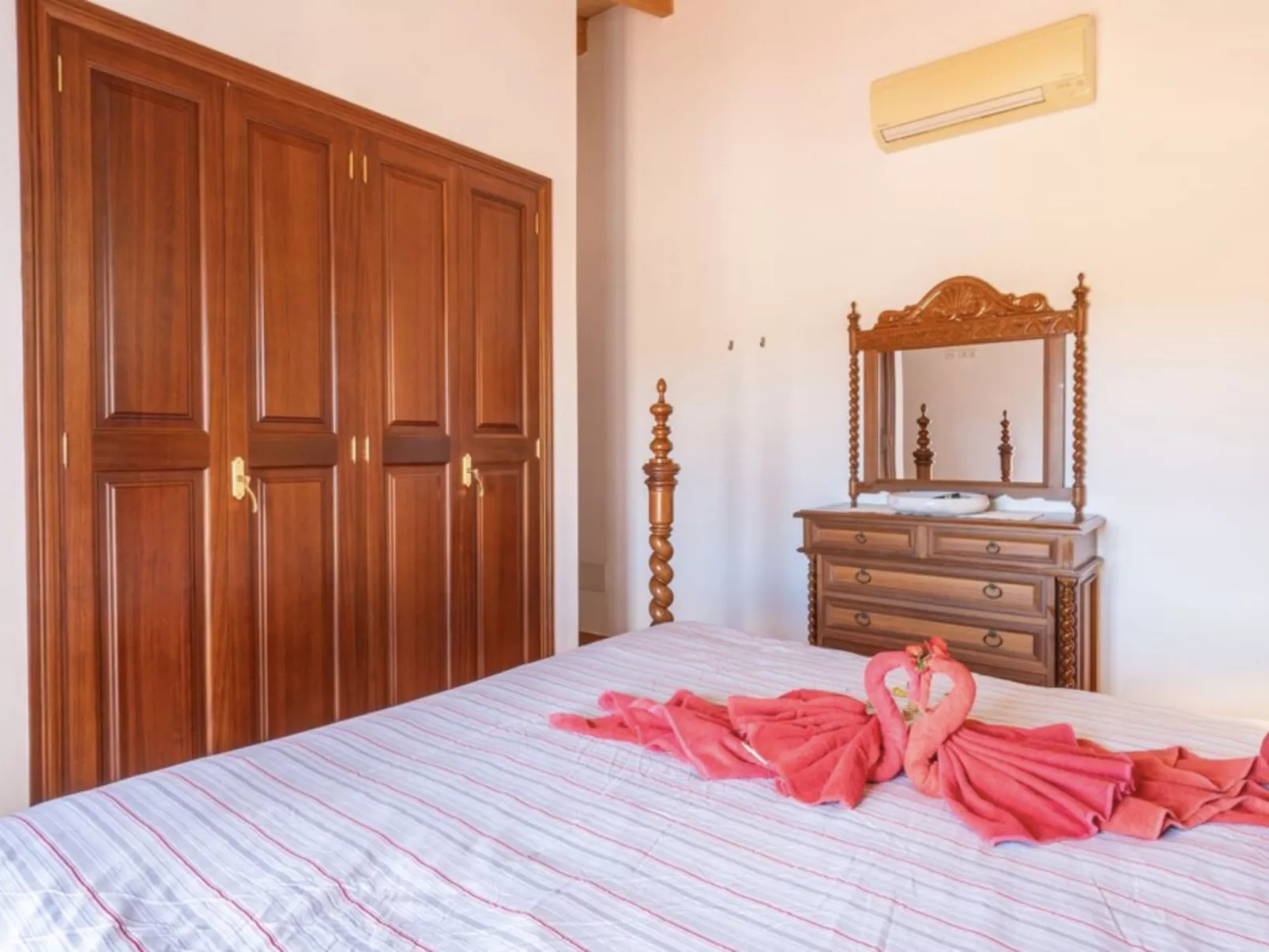 VILLA LORENZO MANACOR by PriorityVillas - Binnen