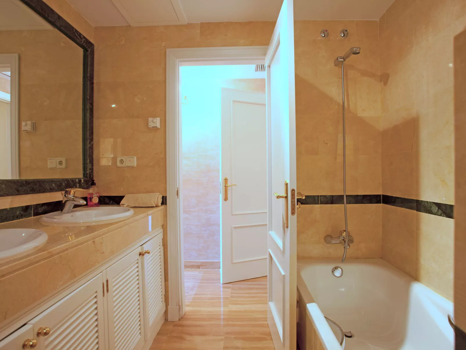 Hacienda Elviria - Binnen