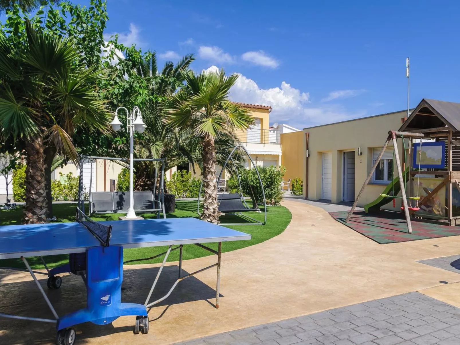 La Vida Sin Limites I EMP - Buiten