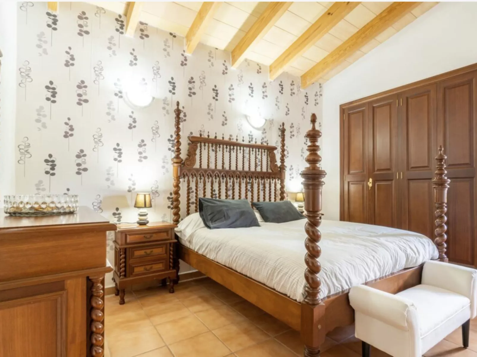 VILLA LORENZO MANACOR by PriorityVillas - Binnen