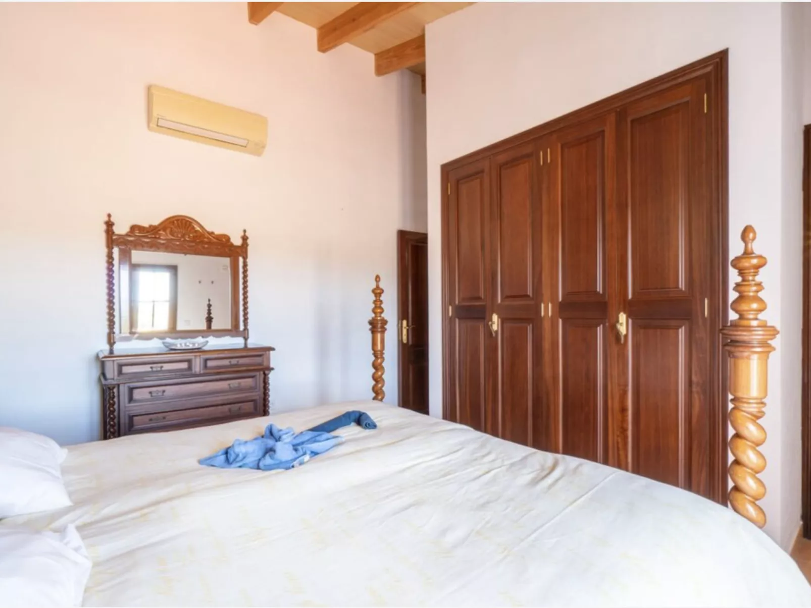 VILLA LORENZO MANACOR by PriorityVillas - Binnen