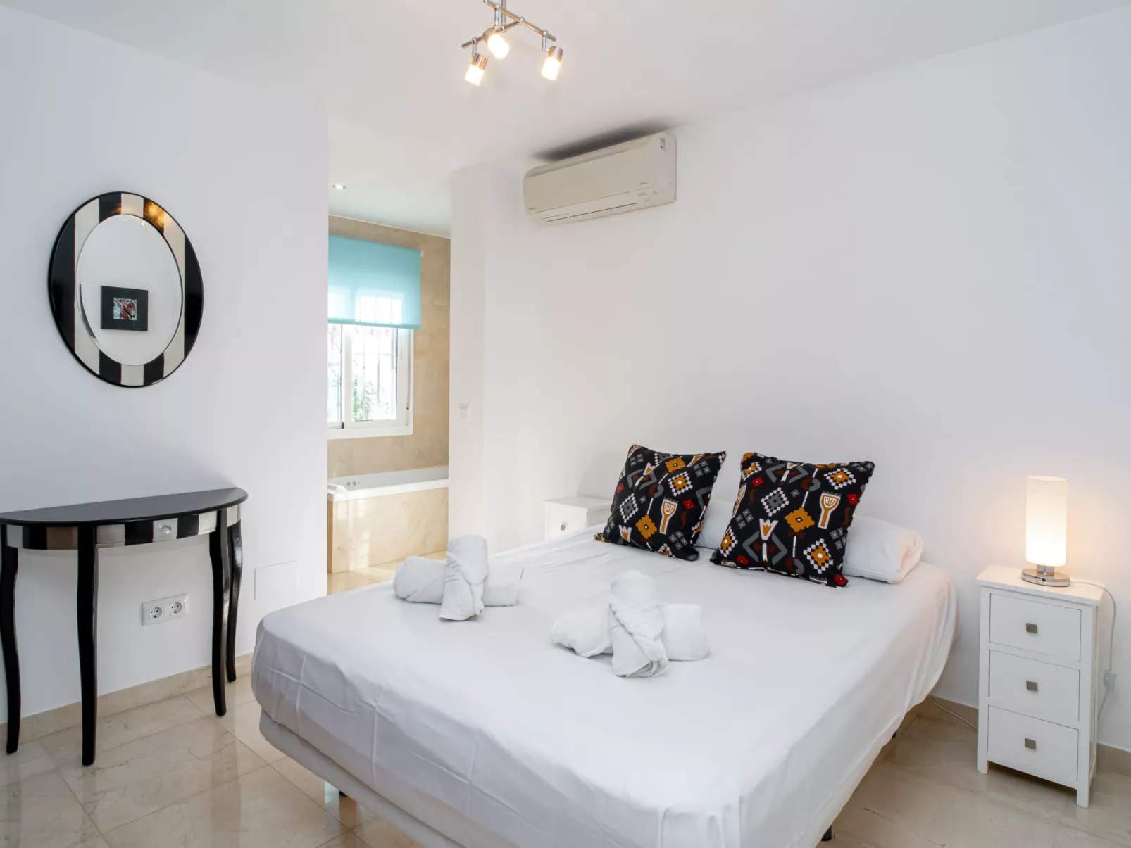 Villa Grande Luxe Private Pool by Casasol - Binnen