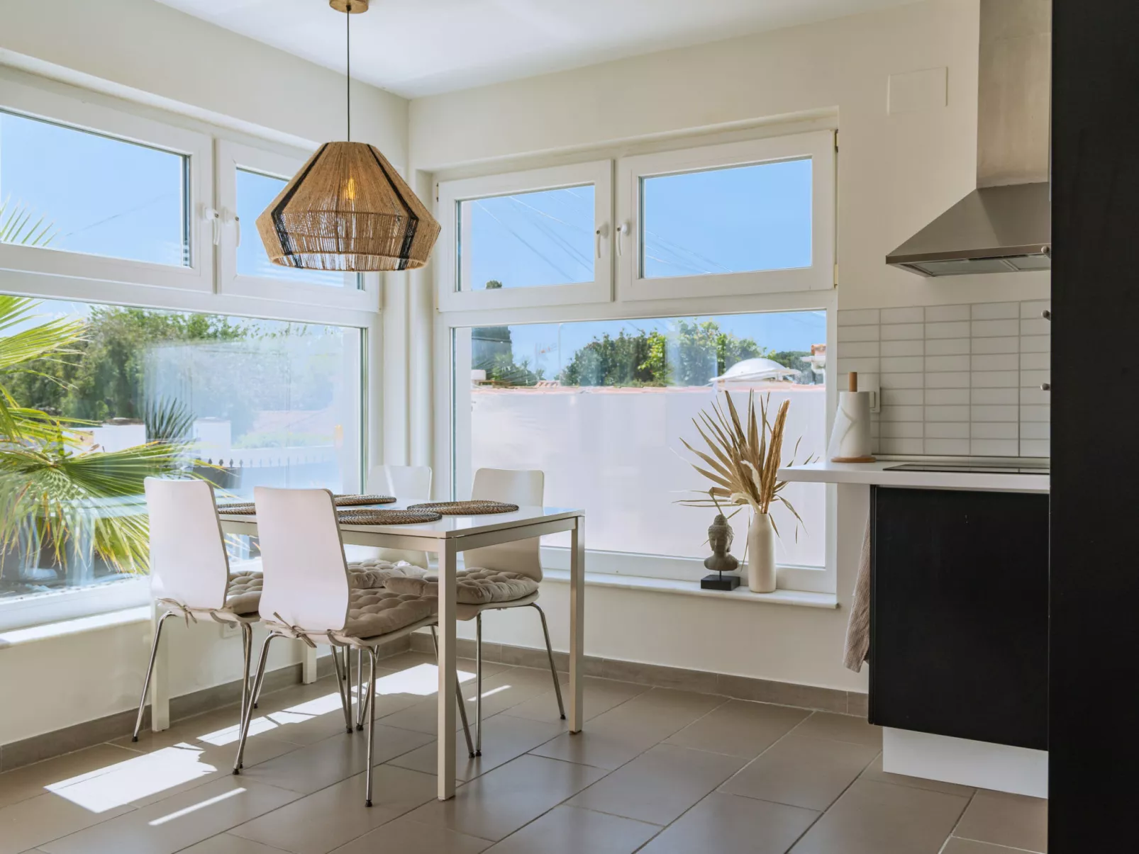 Villa Madrugada, beachside villa in Costabella - Binnen