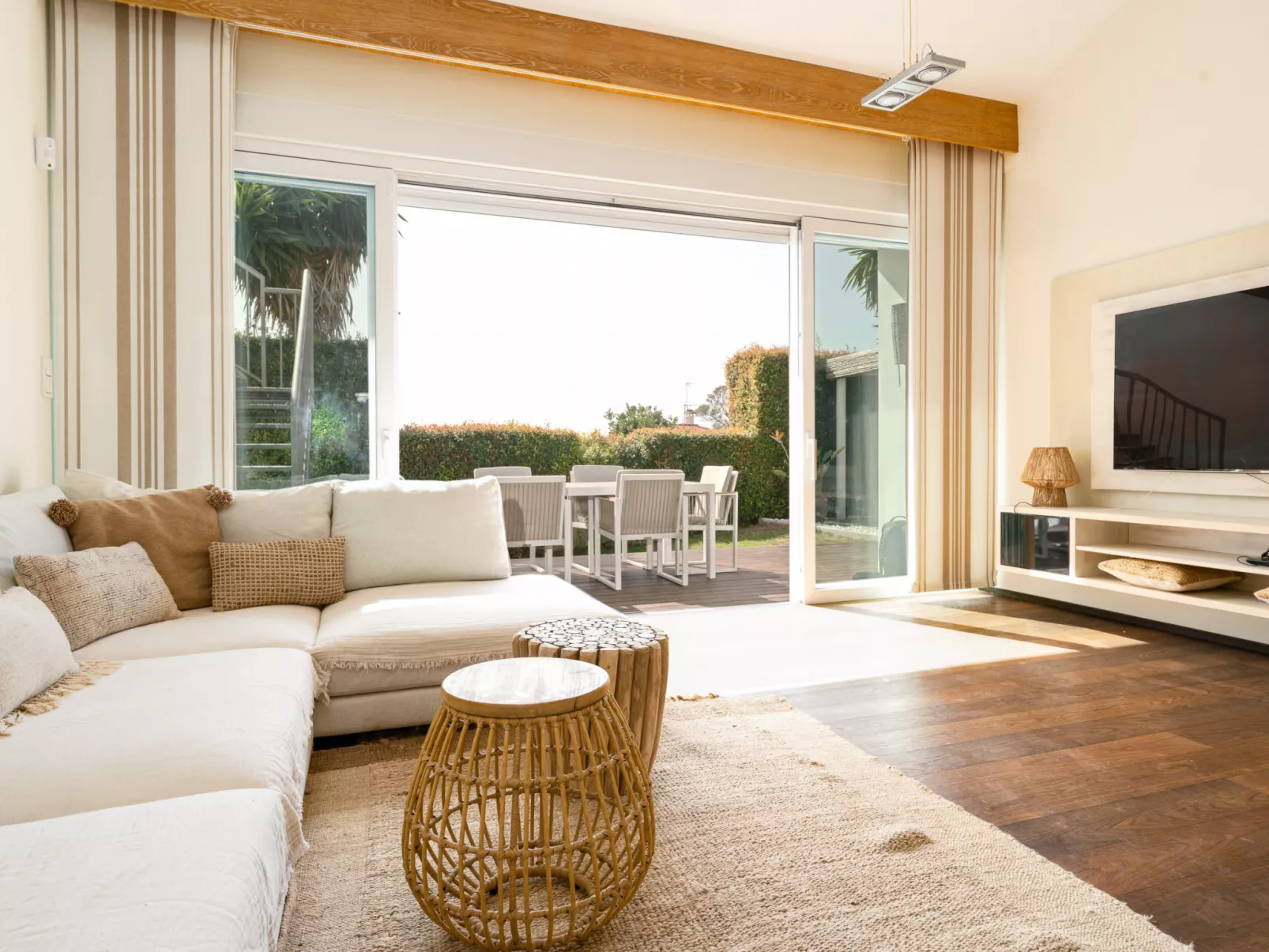 Villa Madrugada, beachside villa in Costabella - Binnen