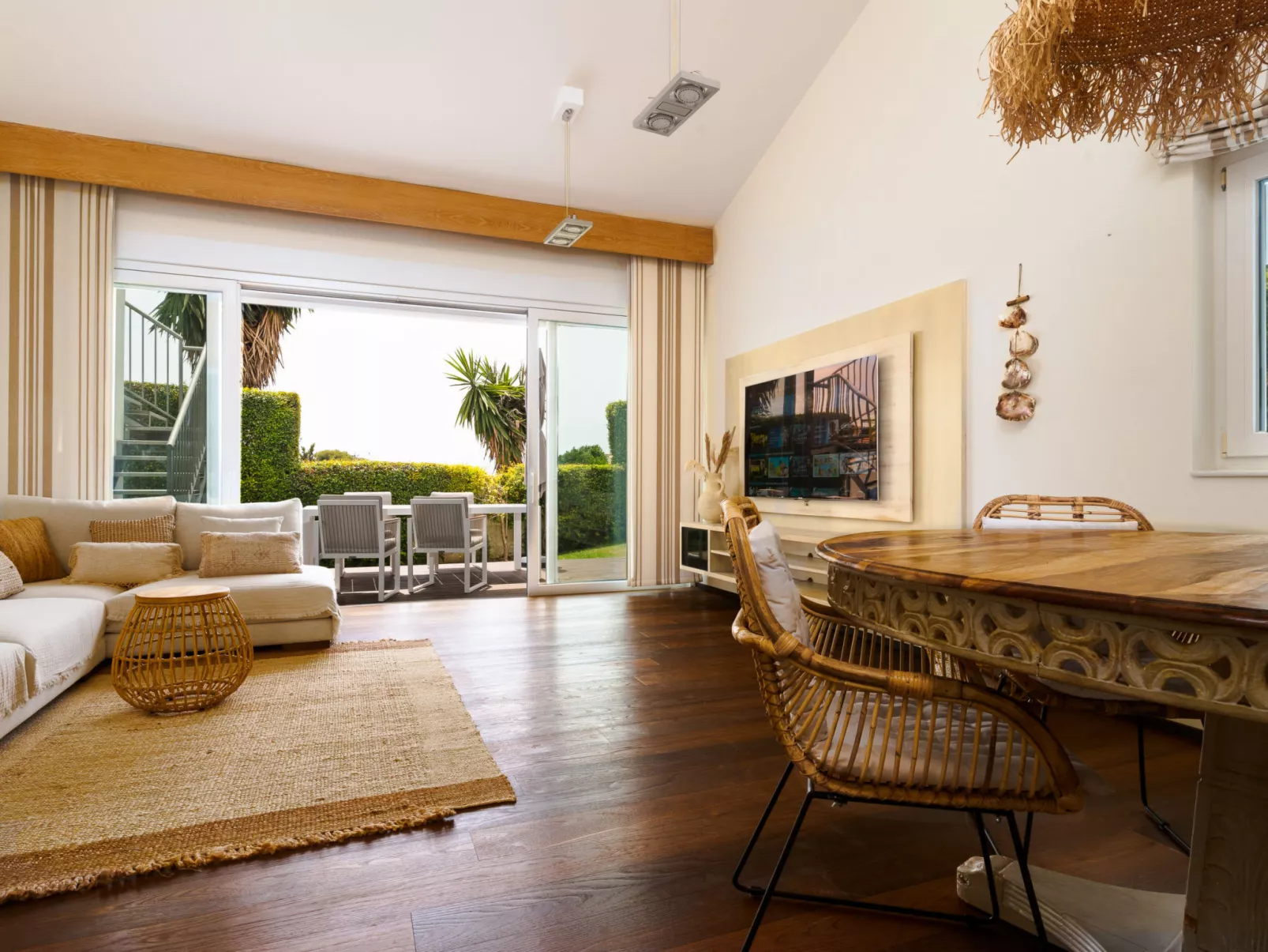 Villa Madrugada, beachside villa in Costabella - Binnen