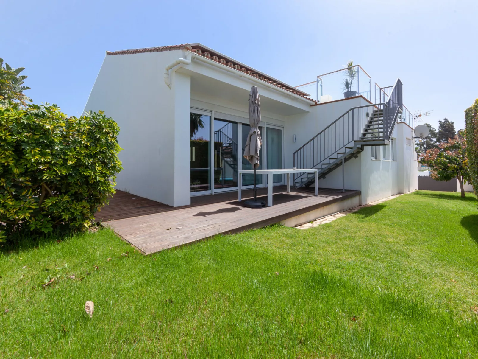 Villa Madrugada, beachside villa in Costabella - Buiten