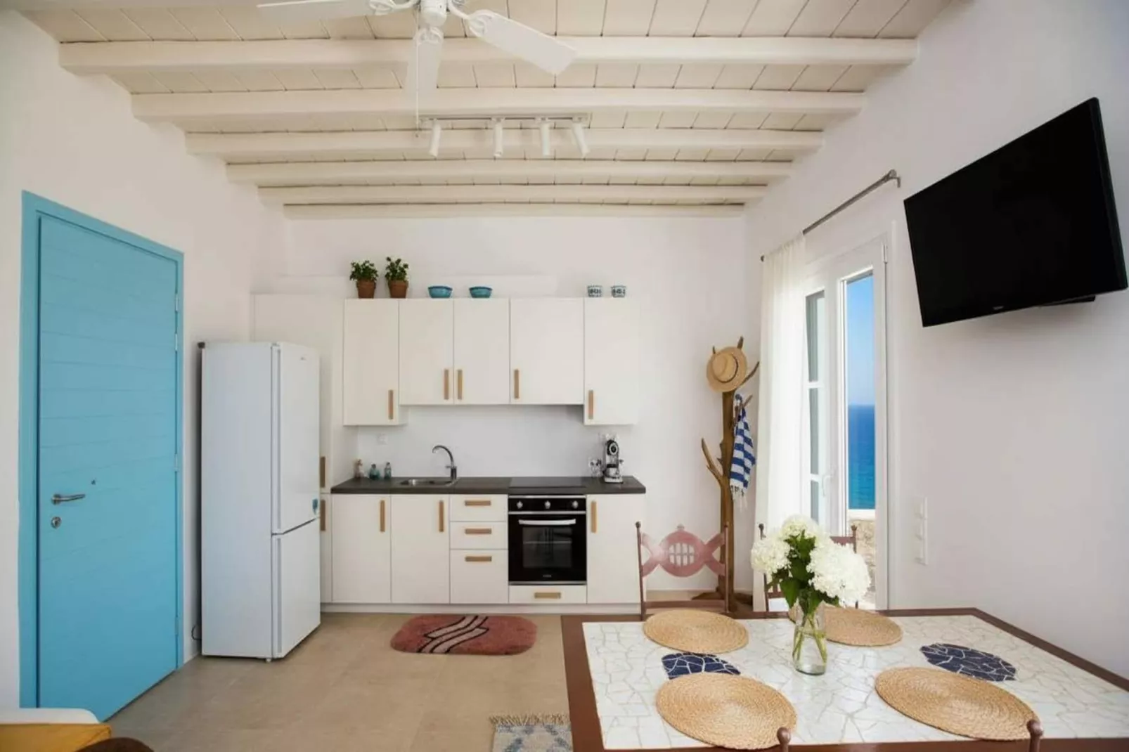 Scenic Agios Sostis Retreat with Sea Views - Keuken