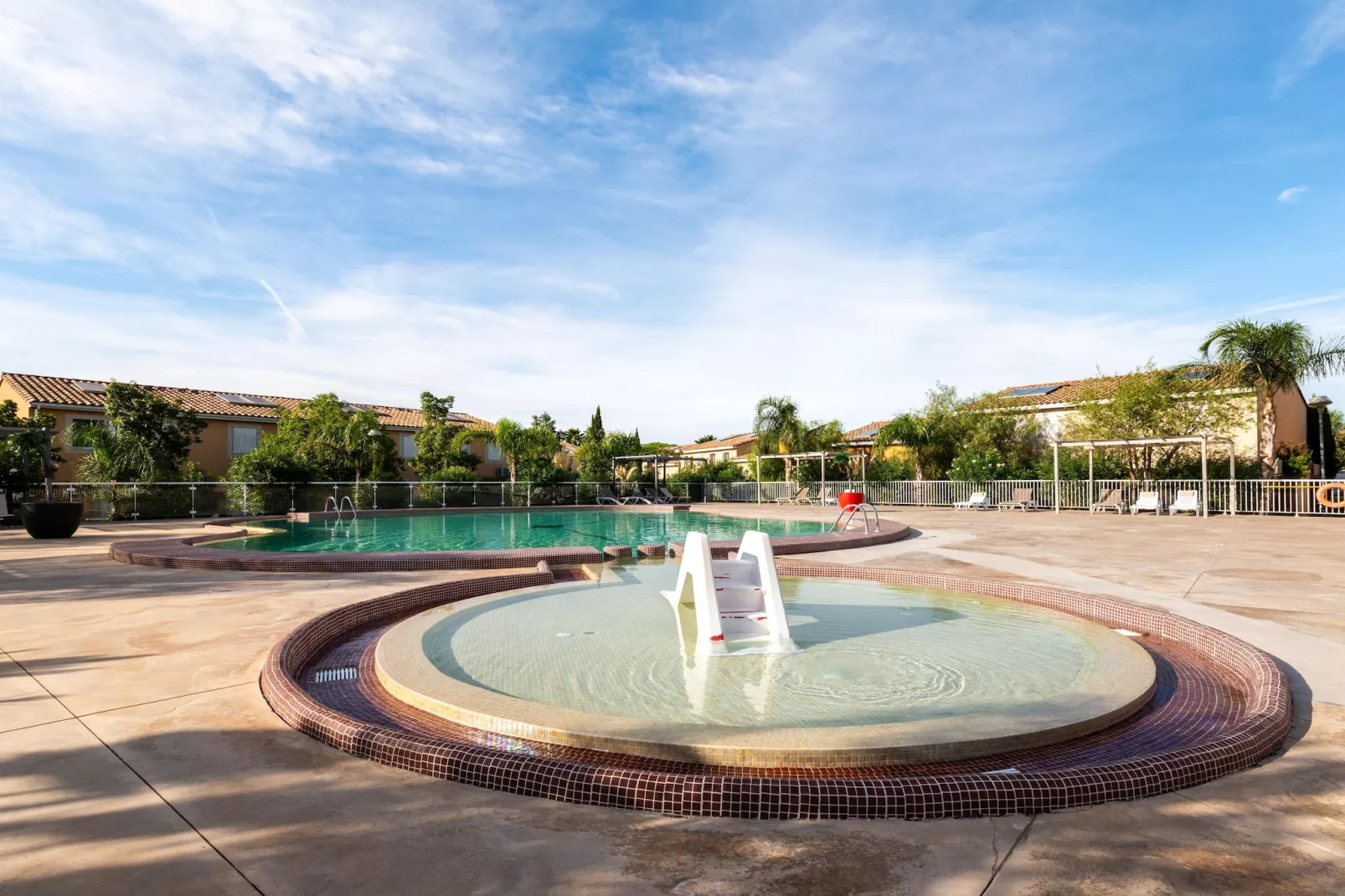 Les Demeures Torrellanes- Appartement 2 piÃ¨ces 4 personnes climatisÃ© - Buitenkant zomer