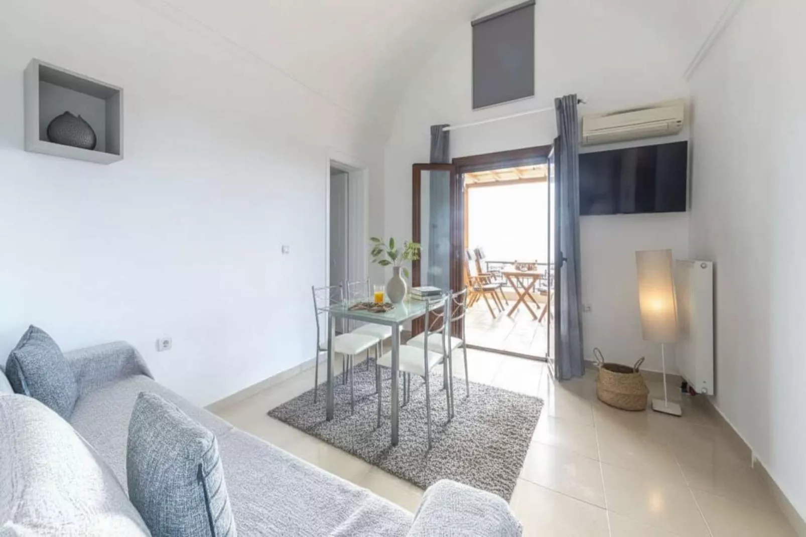 Stylish Santorini Residence with Endless Sea Views - Woonkamer