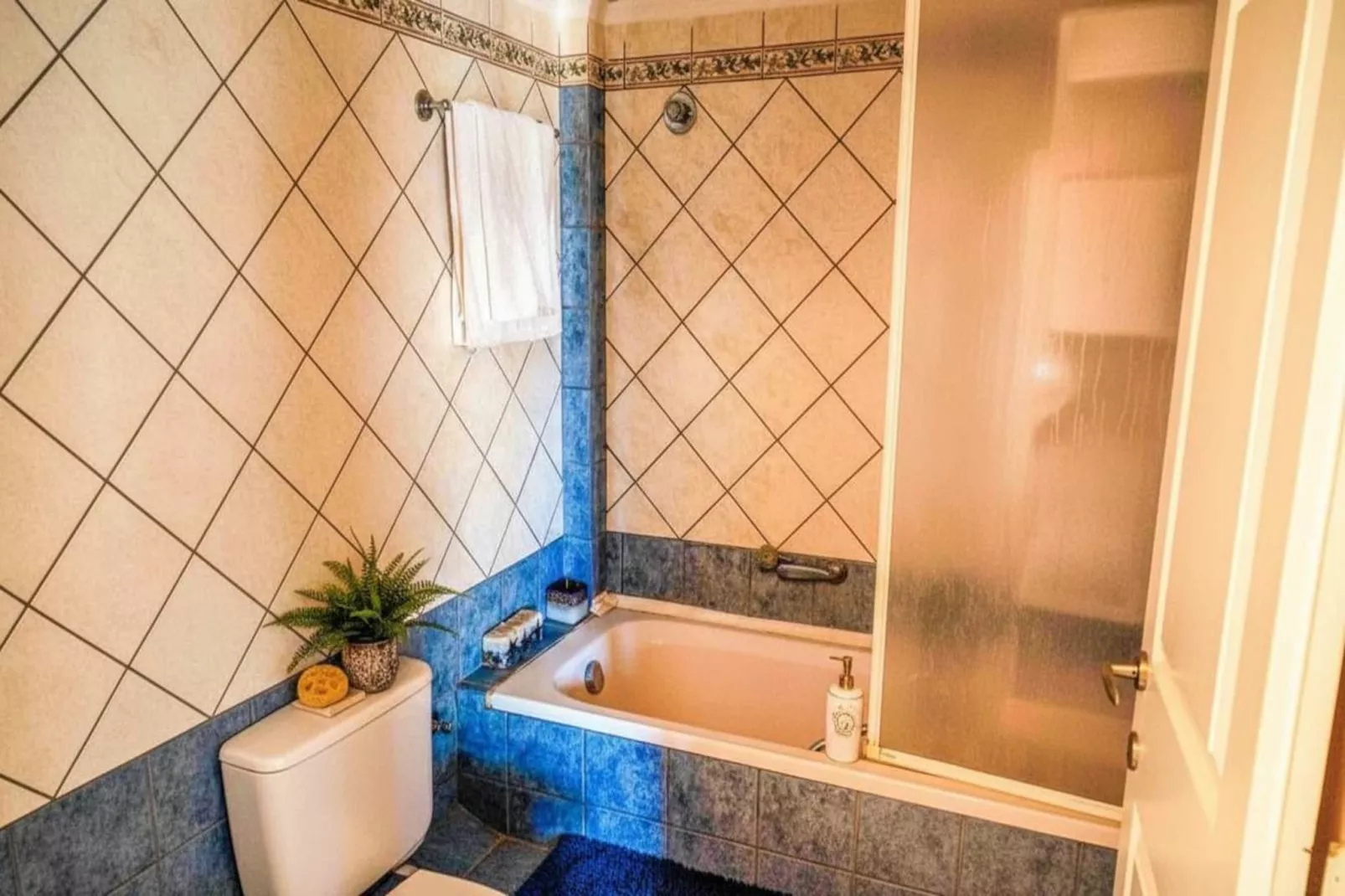 Urban Preveza Central Apt with Balcony - Badkamer